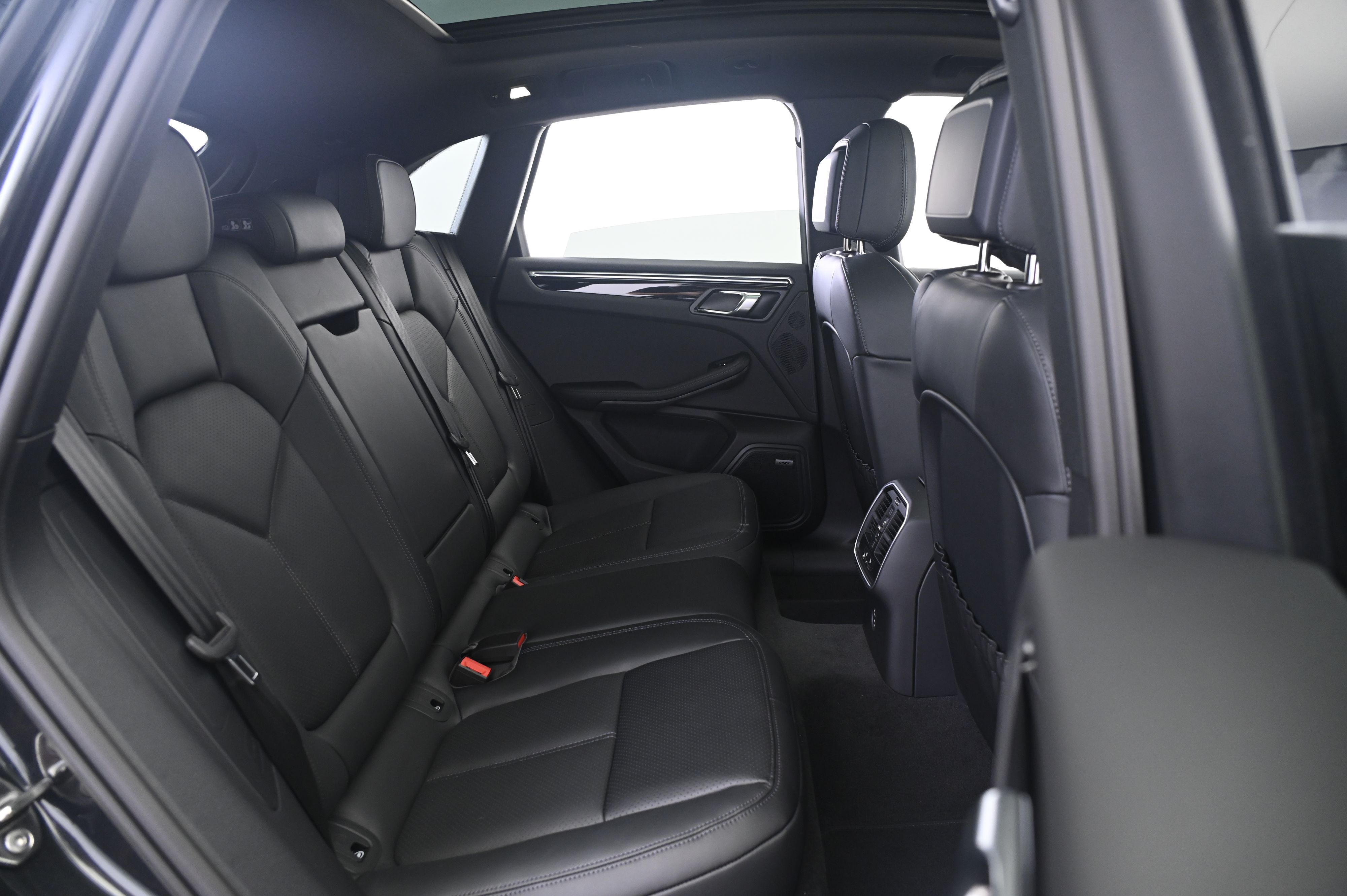 Thumbnail: 2026 Porsche Macan - 18
