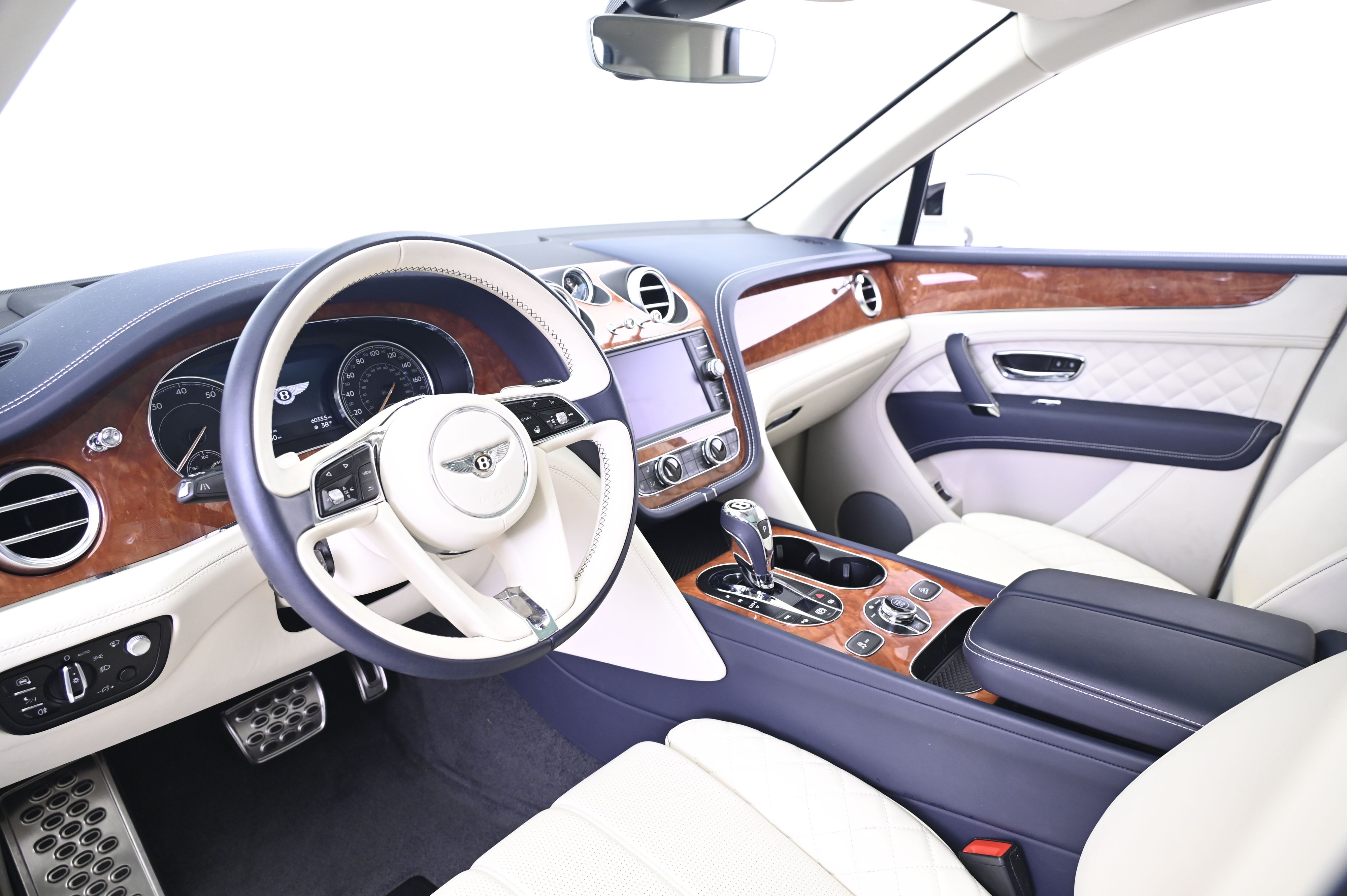 Thumbnail: 2019 Bentley Bentayga - 29