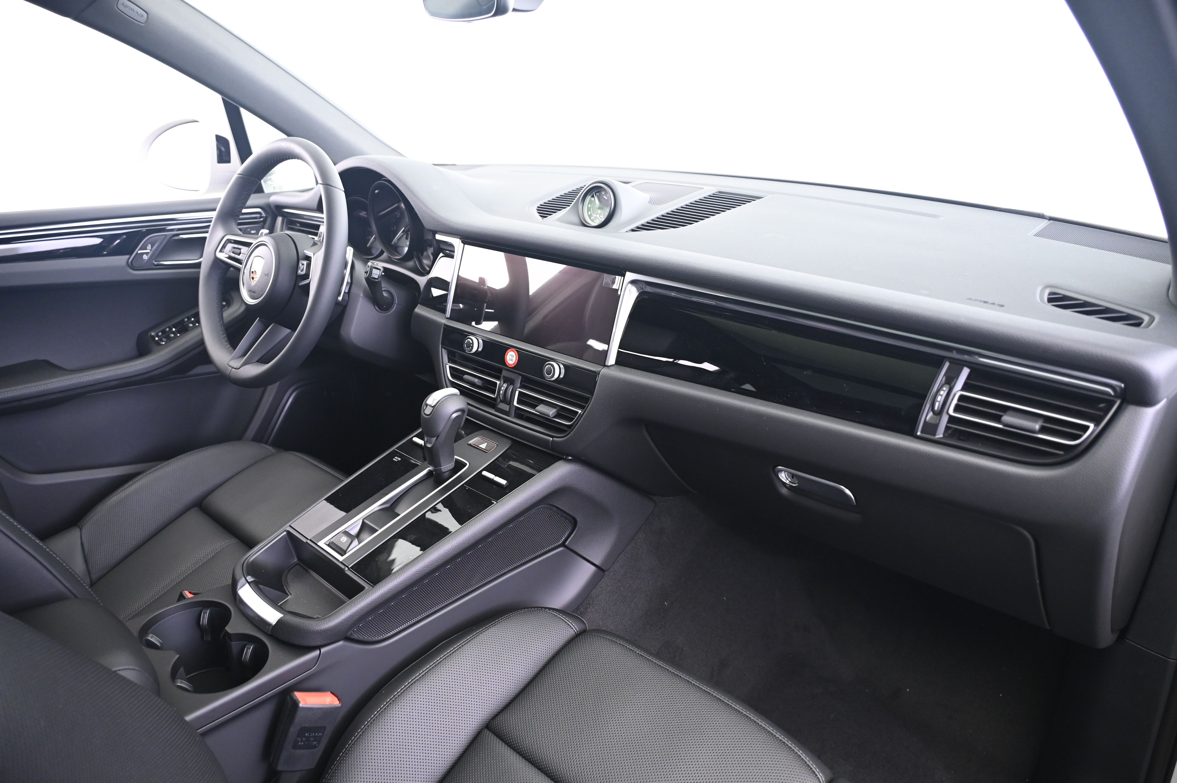 Thumbnail: 2025 Porsche Macan - 22