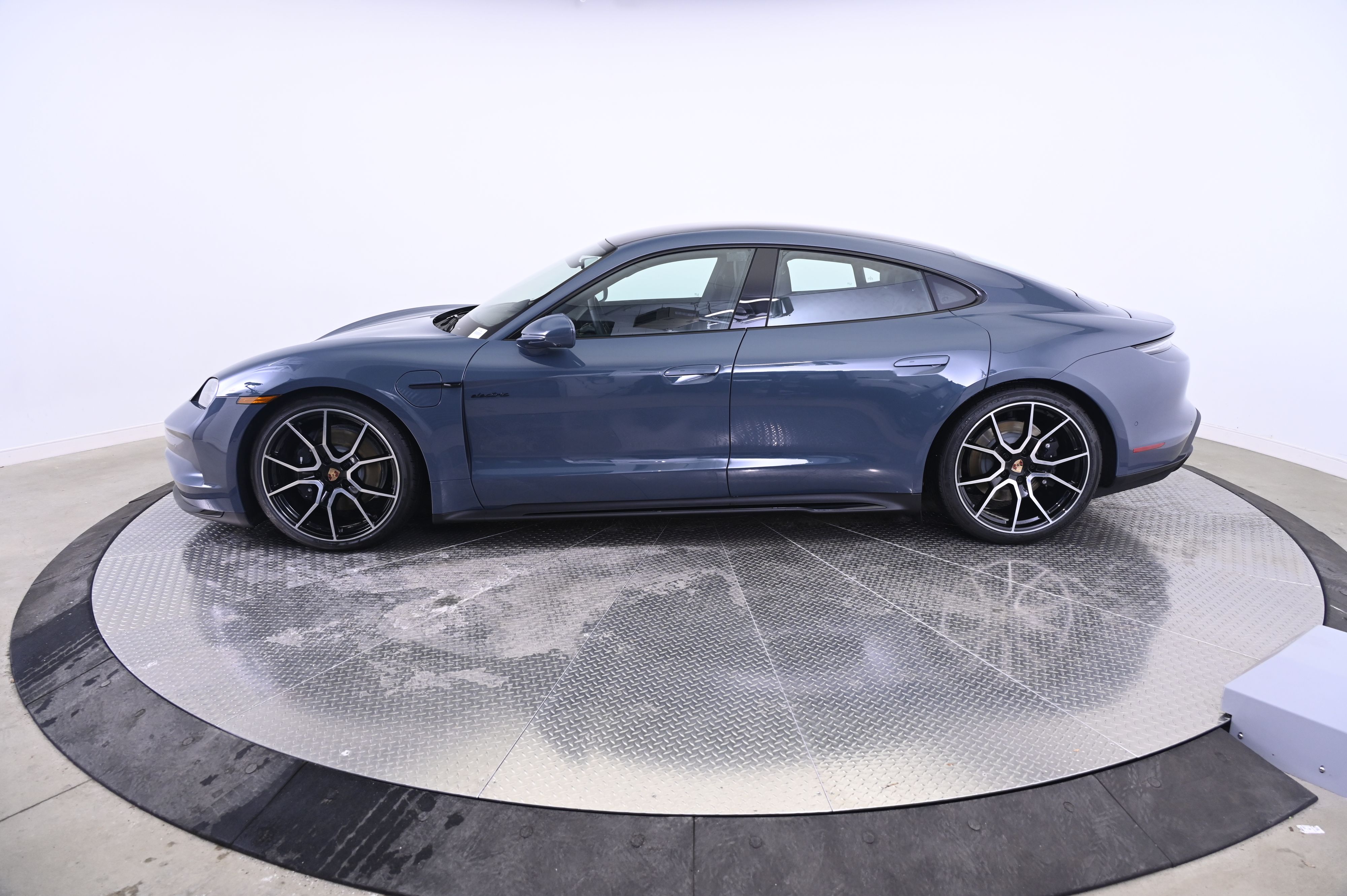 Thumbnail: 2026 Porsche Taycan - 2