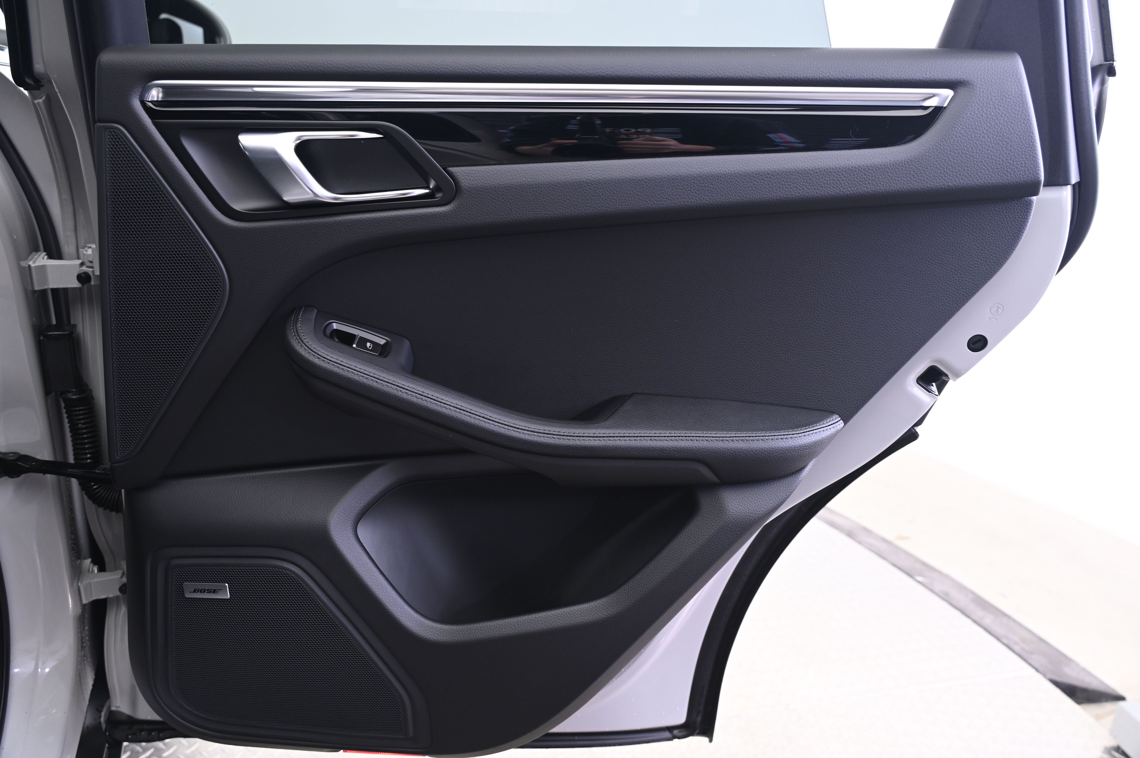 Thumbnail: 2026 Porsche Macan - 16