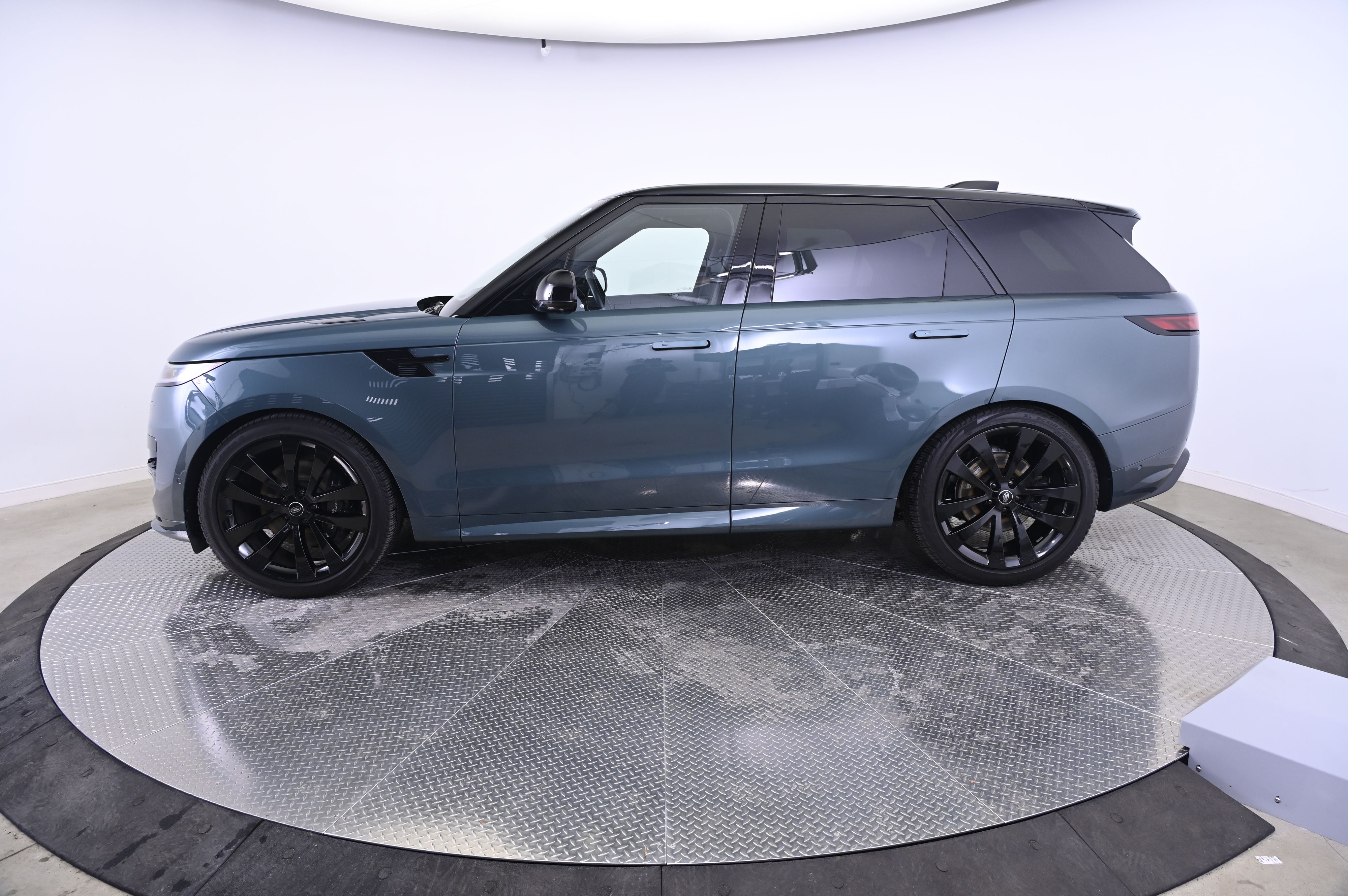 Thumbnail: 2024 Land Rover Range Rover Sport - 2