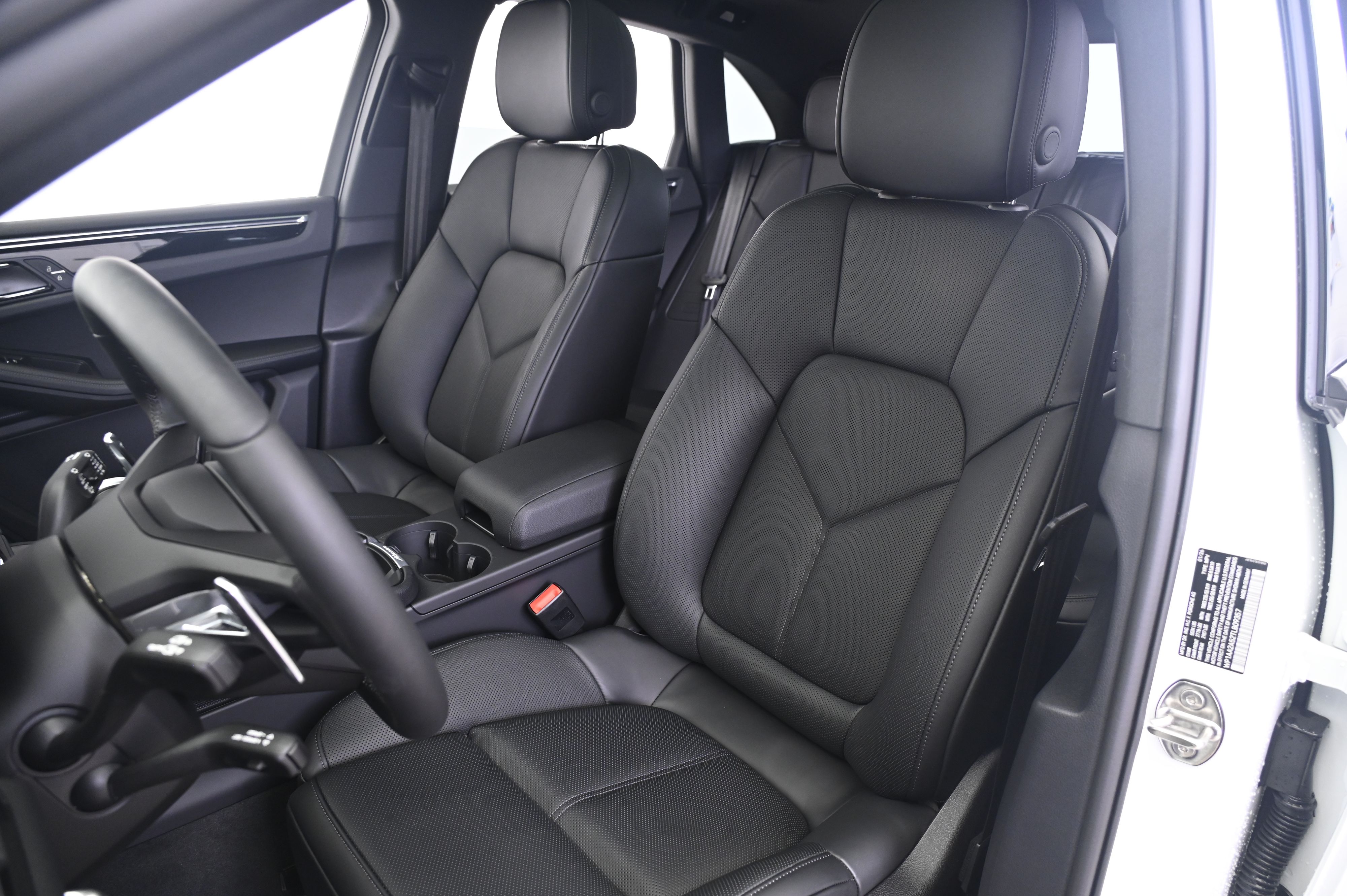 Thumbnail: 2026 Porsche Macan - 5