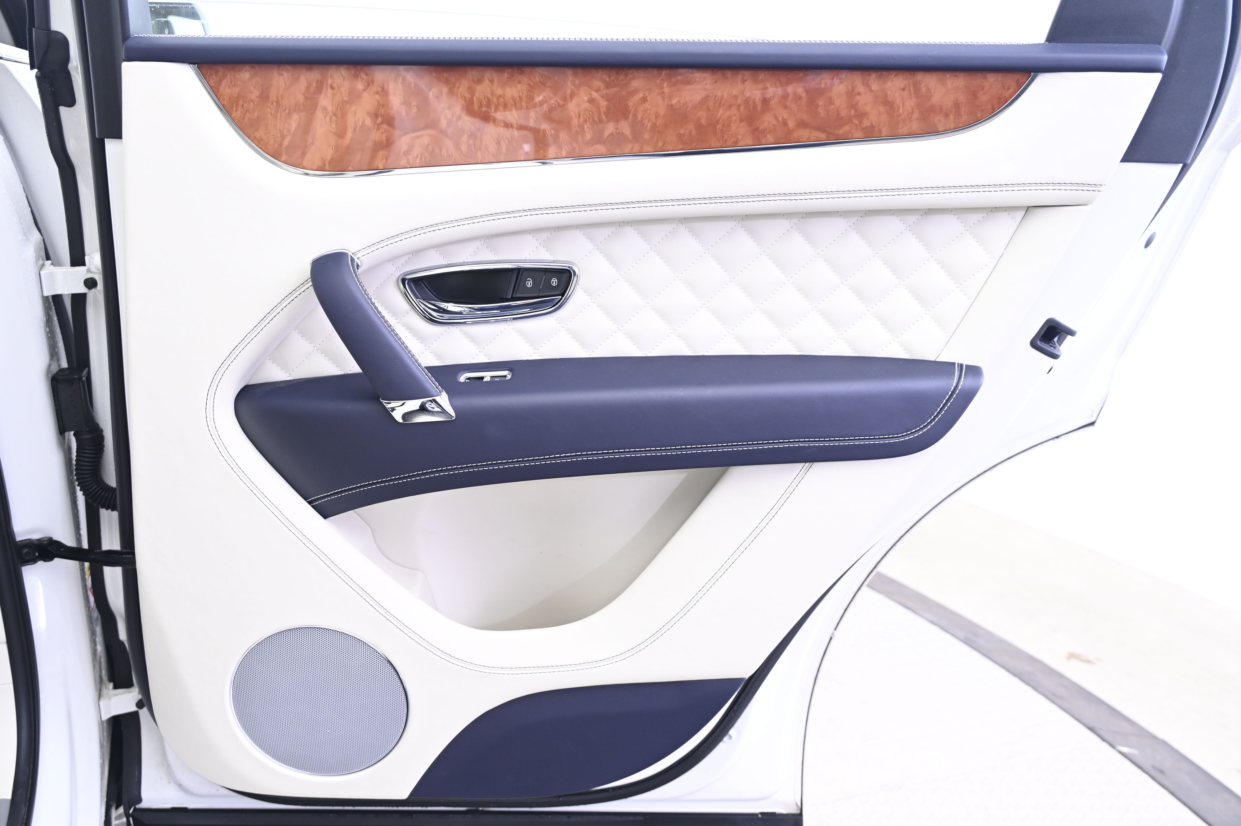 Thumbnail: 2019 Bentley Bentayga - 16