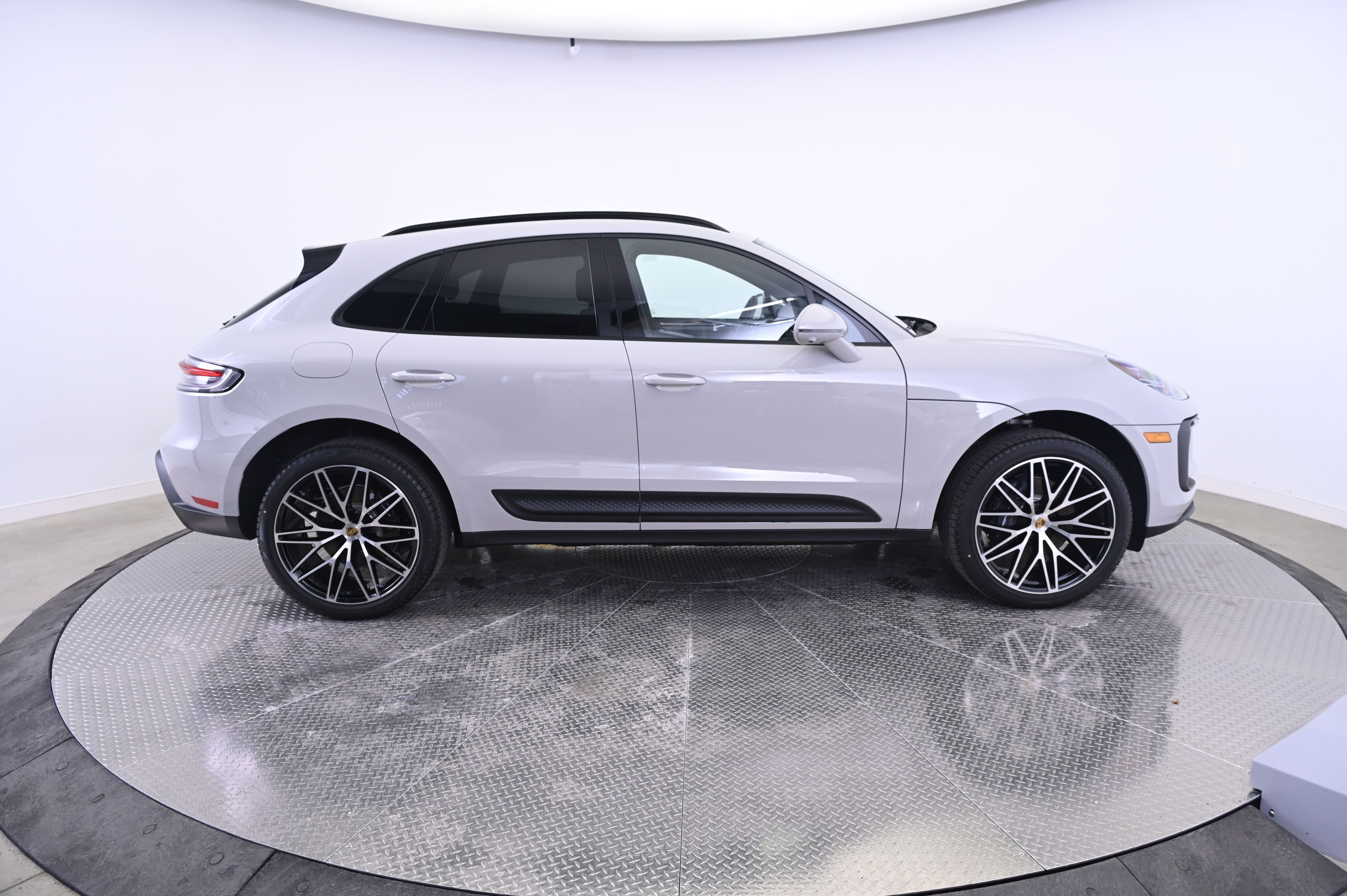 Thumbnail: 2026 Porsche Macan - 8