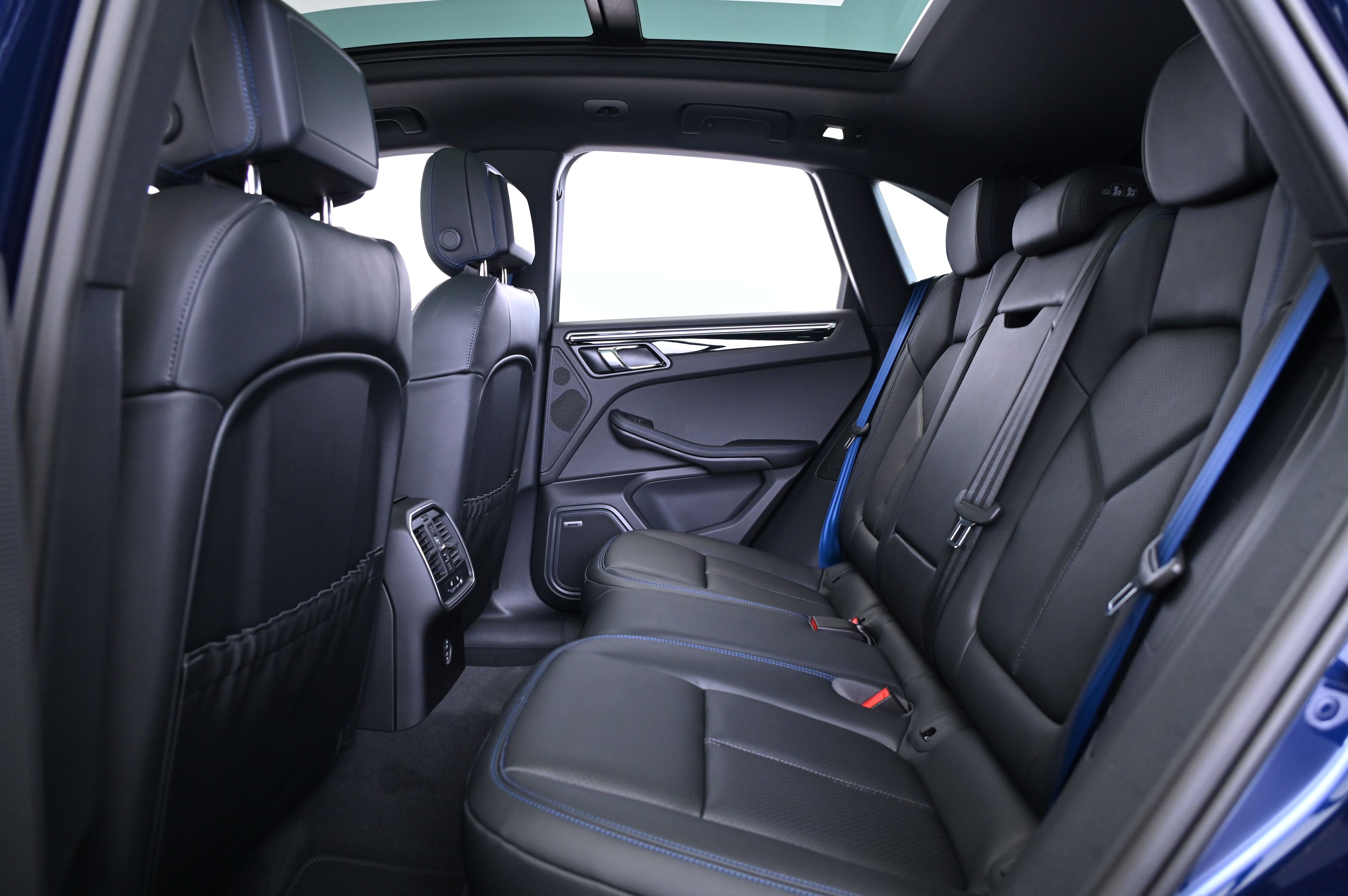 Thumbnail: 2025 Porsche Macan - 31