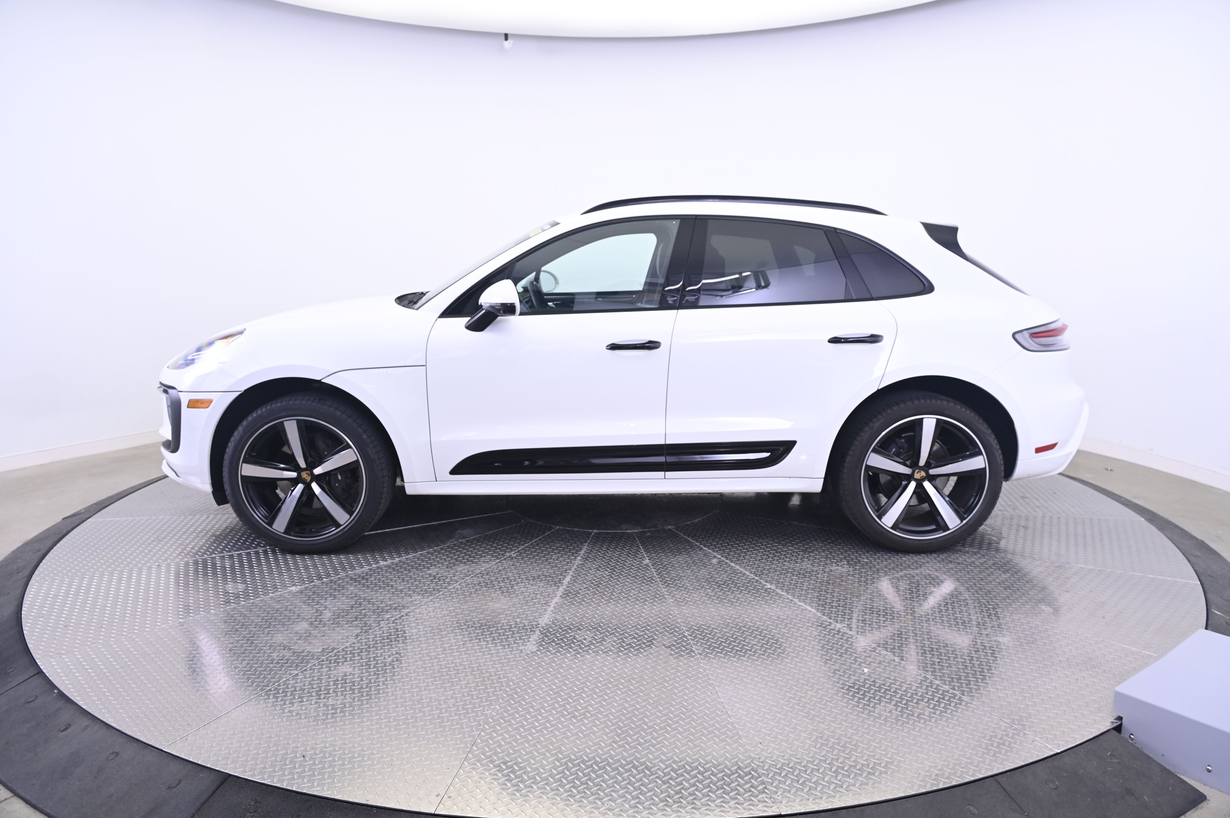 Thumbnail: 2023 Porsche Macan - 2