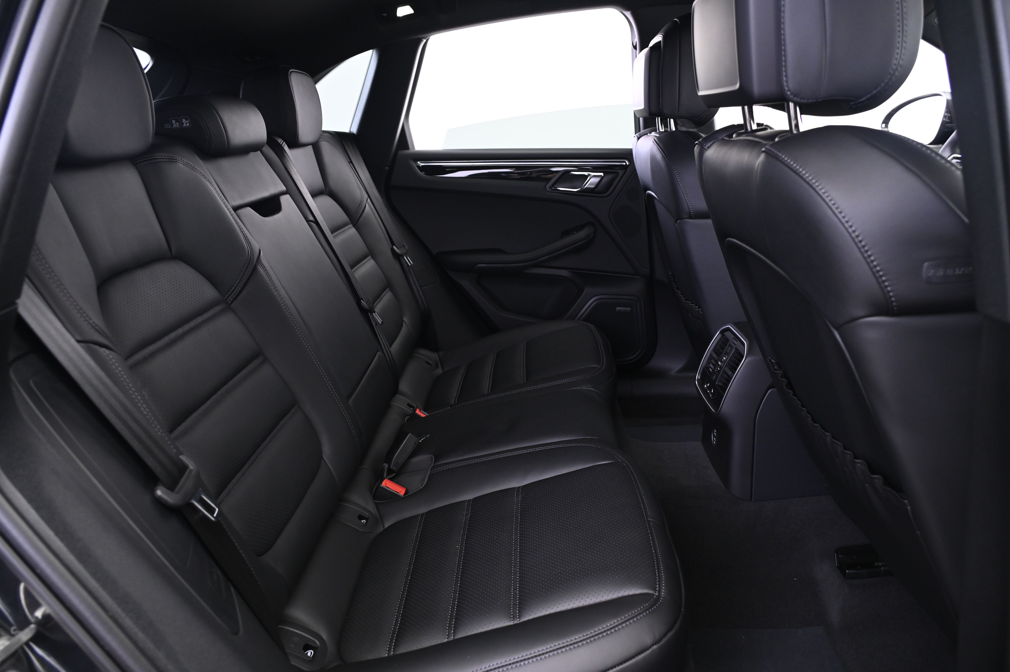 Thumbnail: 2026 Porsche Macan - 18