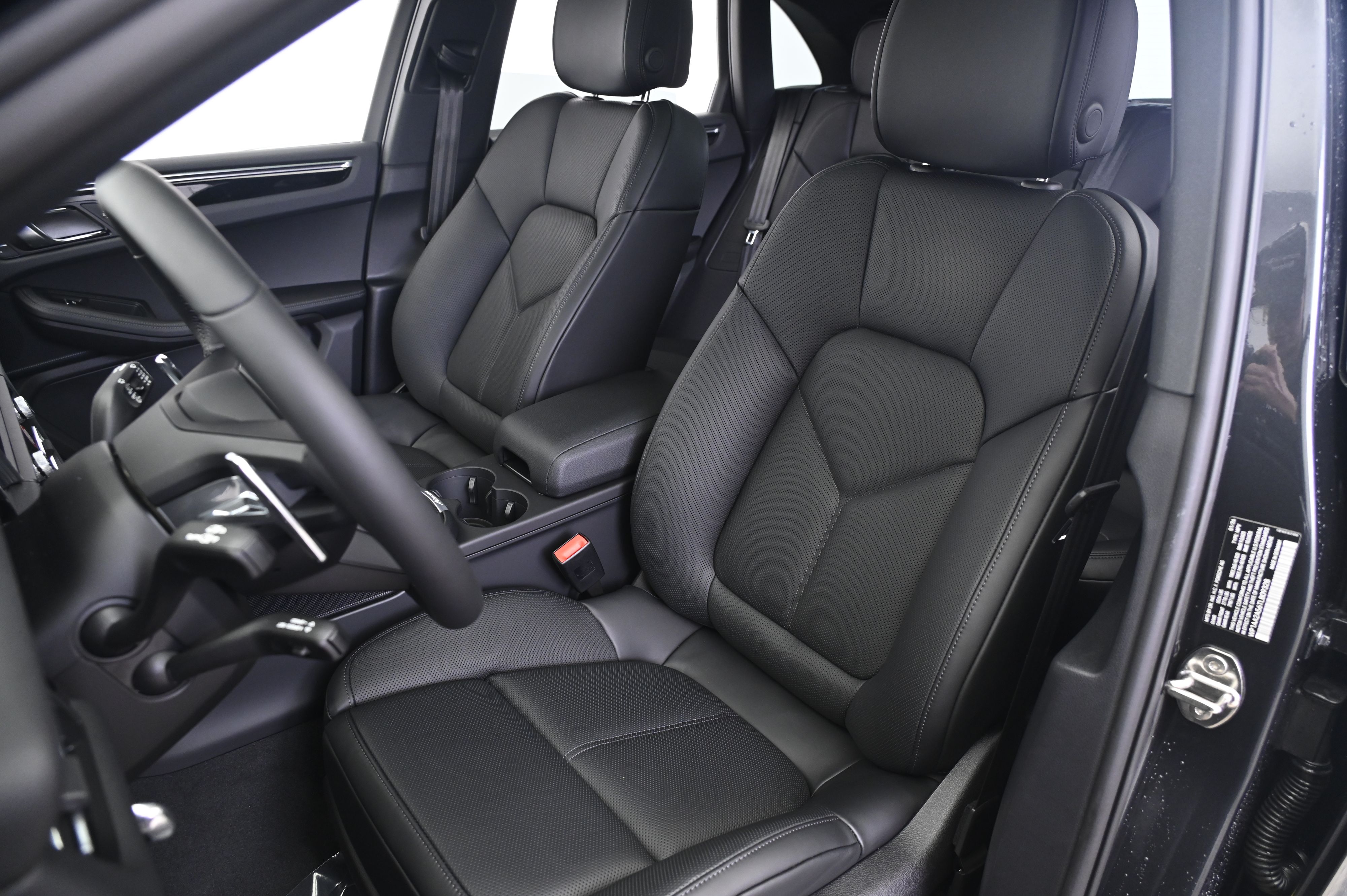 Thumbnail: 2026 Porsche Macan - 30