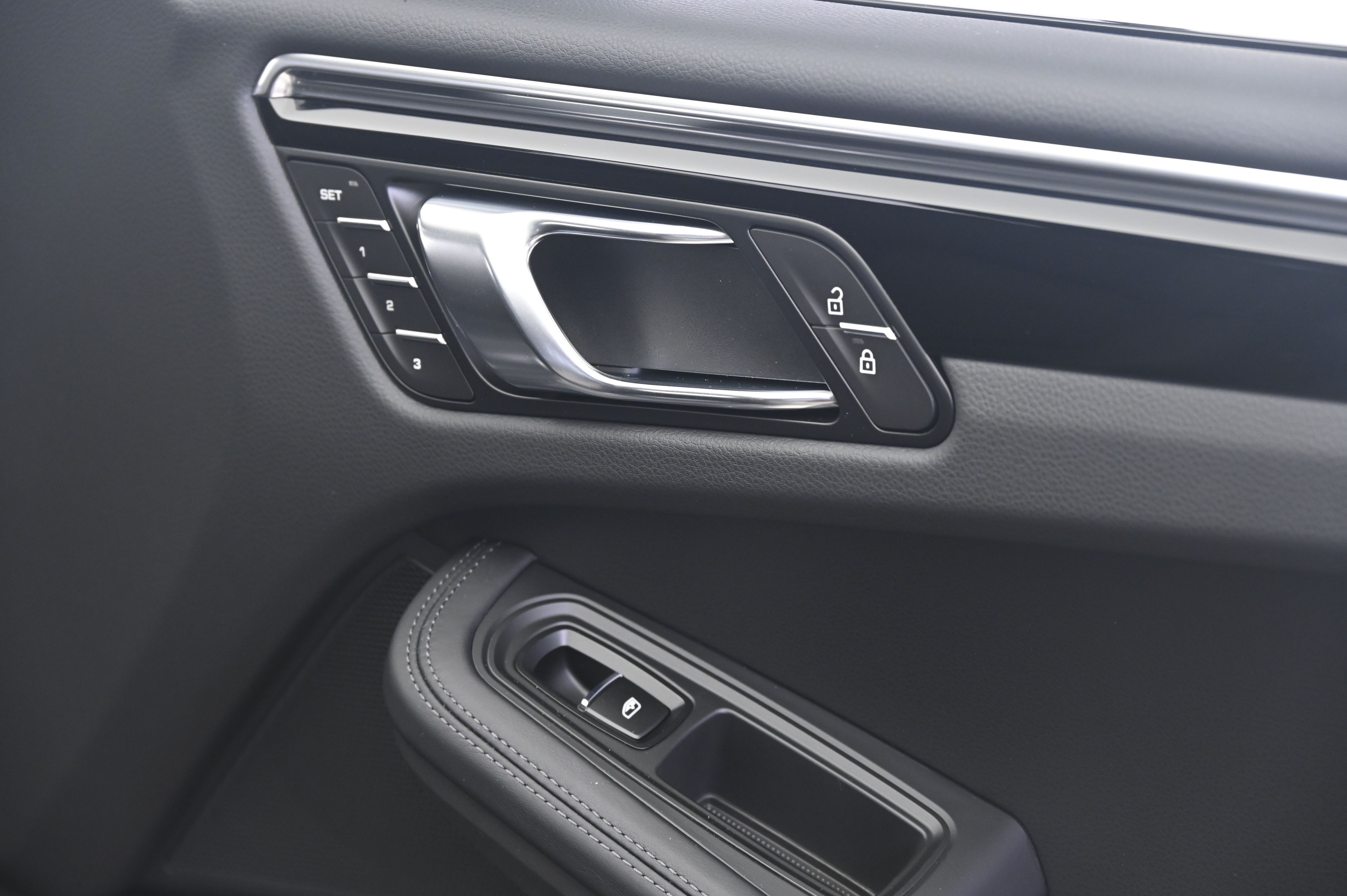 Thumbnail: 2026 Porsche Macan - 21