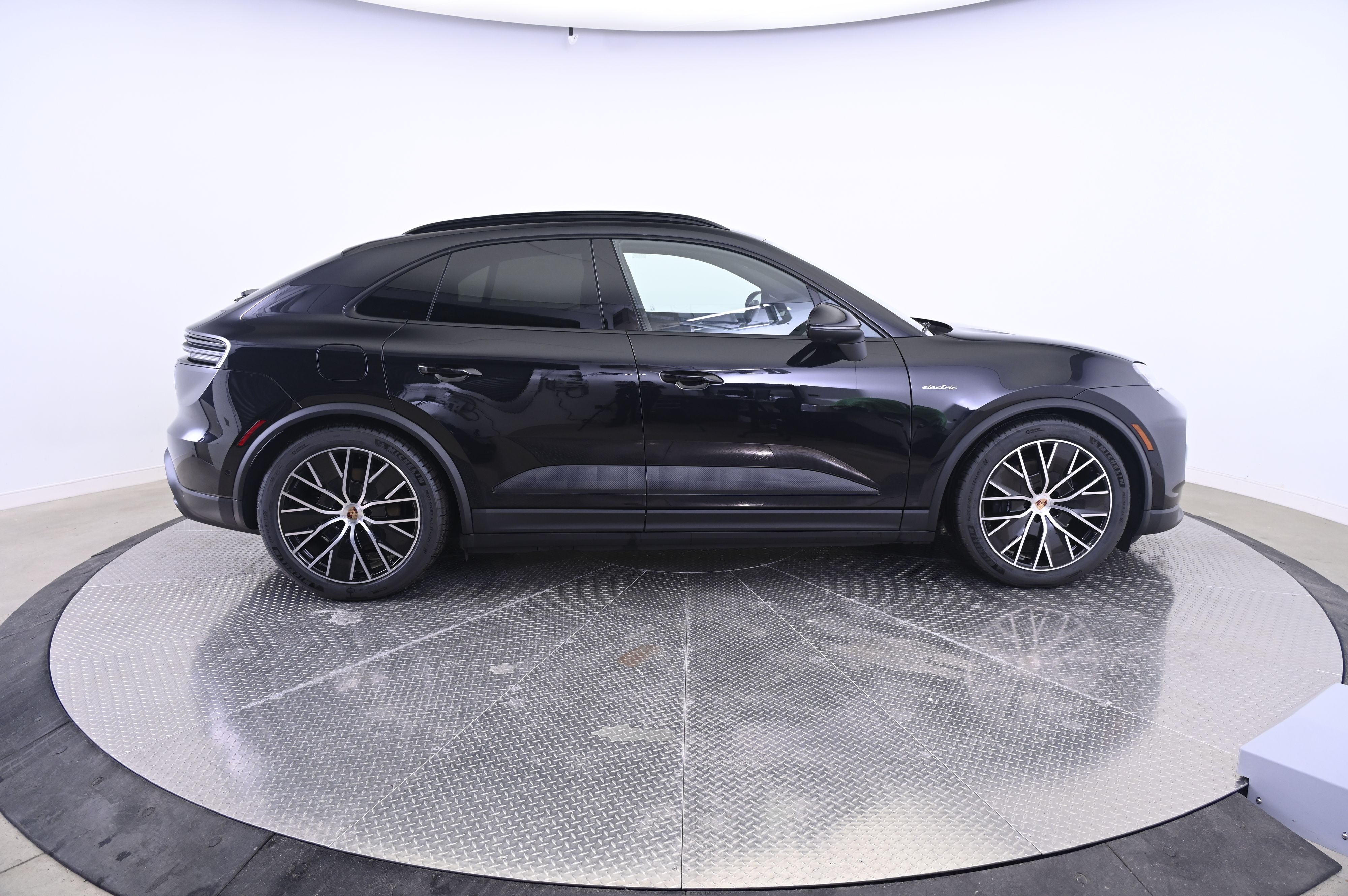 Thumbnail: 2026 Porsche Macan - 8