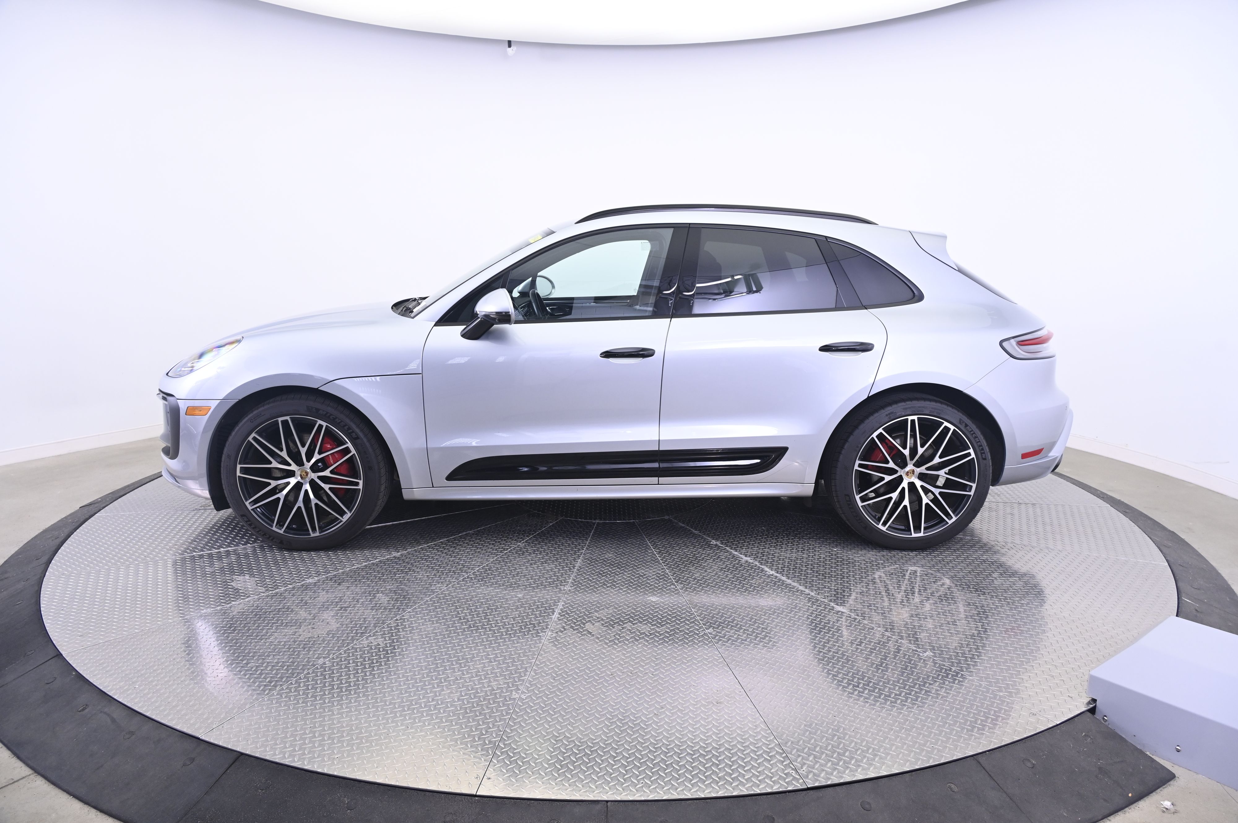 Thumbnail: 2023 Porsche Macan - 2