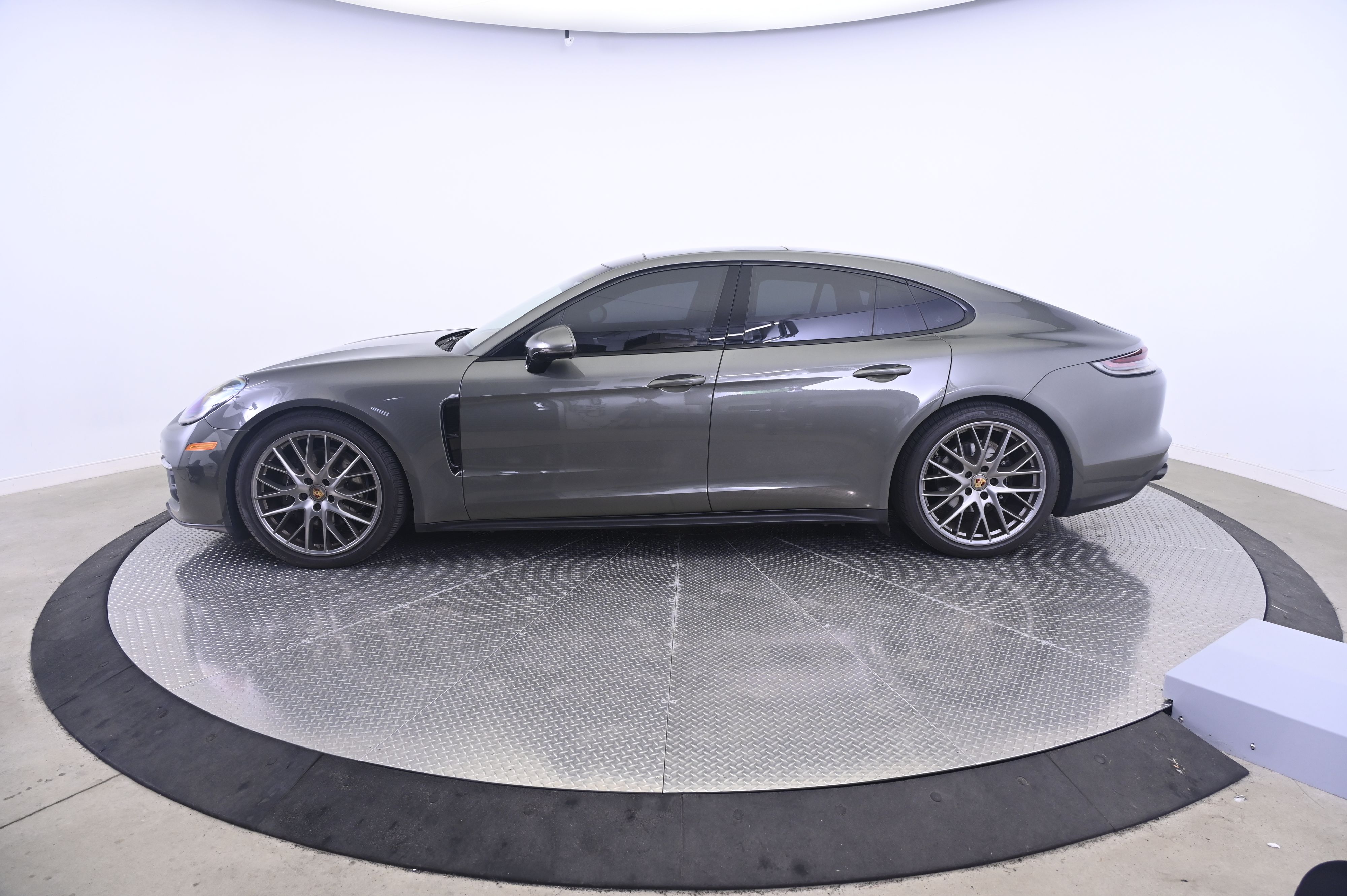 Thumbnail: 2023 Porsche Panamera - 2