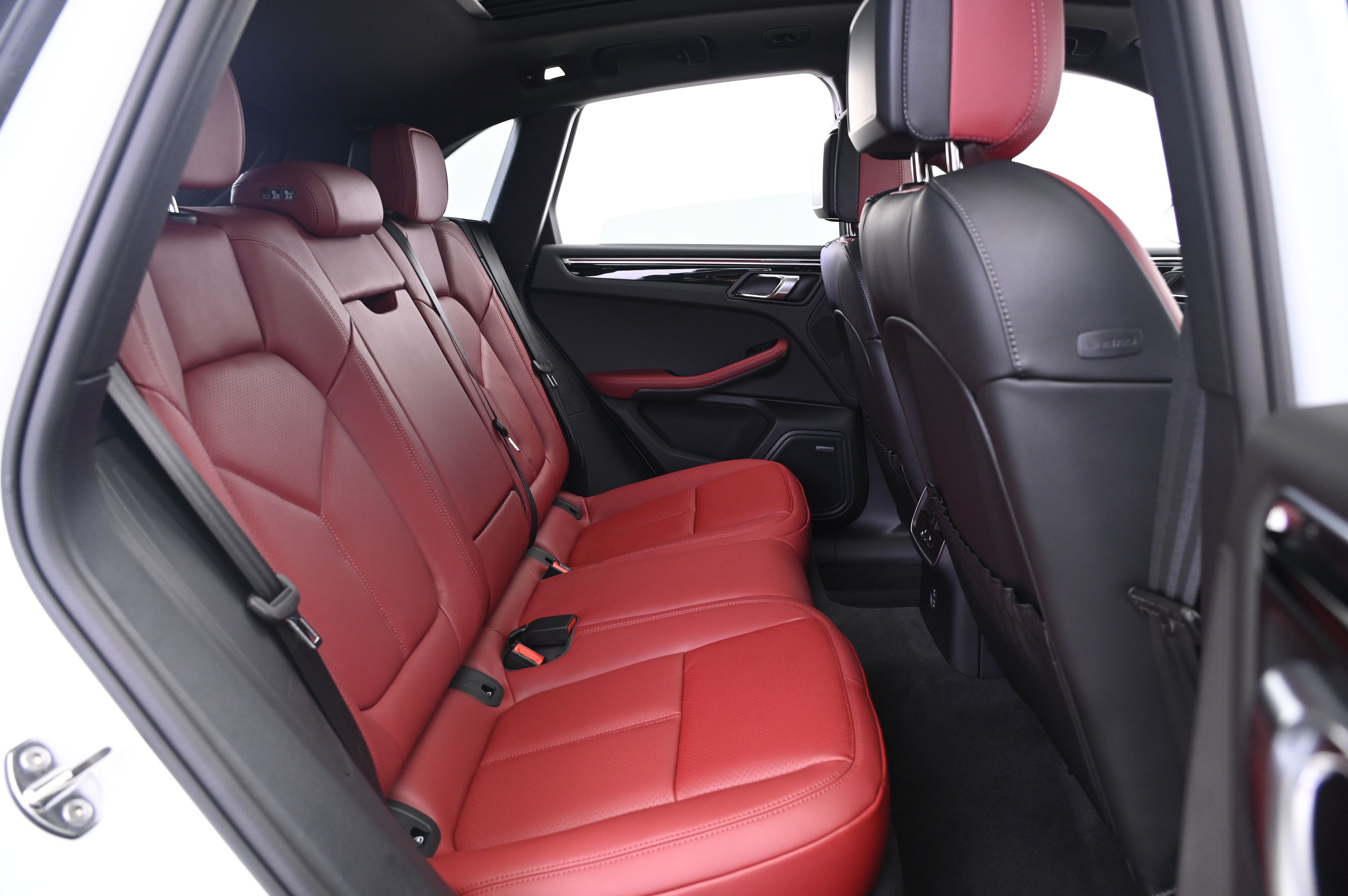 Thumbnail: 2026 Porsche Macan - 18