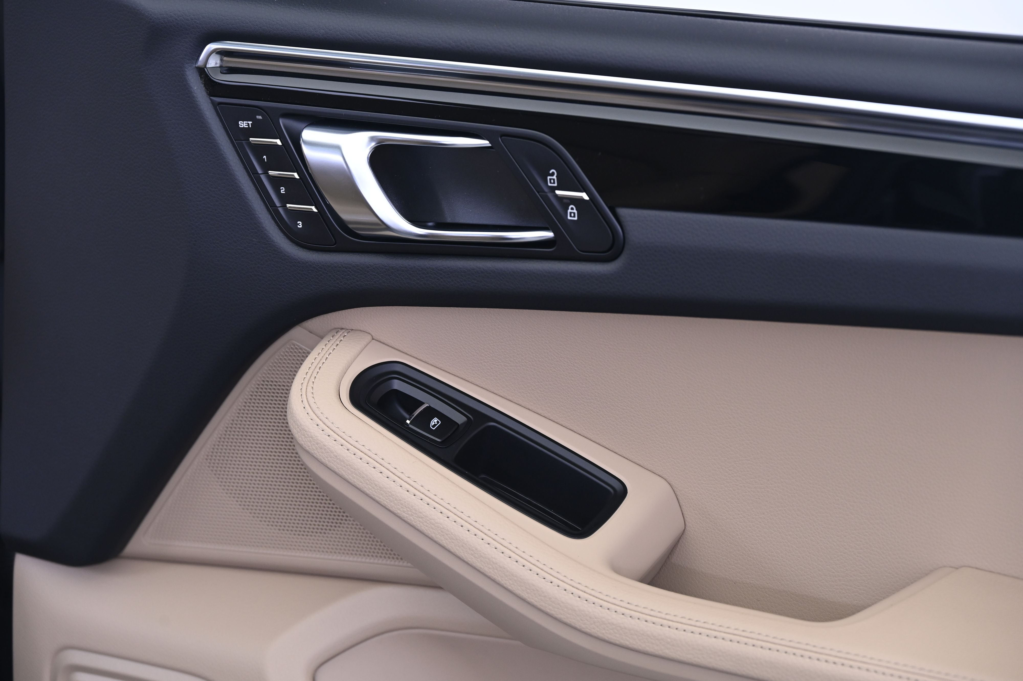 Thumbnail: 2025 Porsche Macan - 21