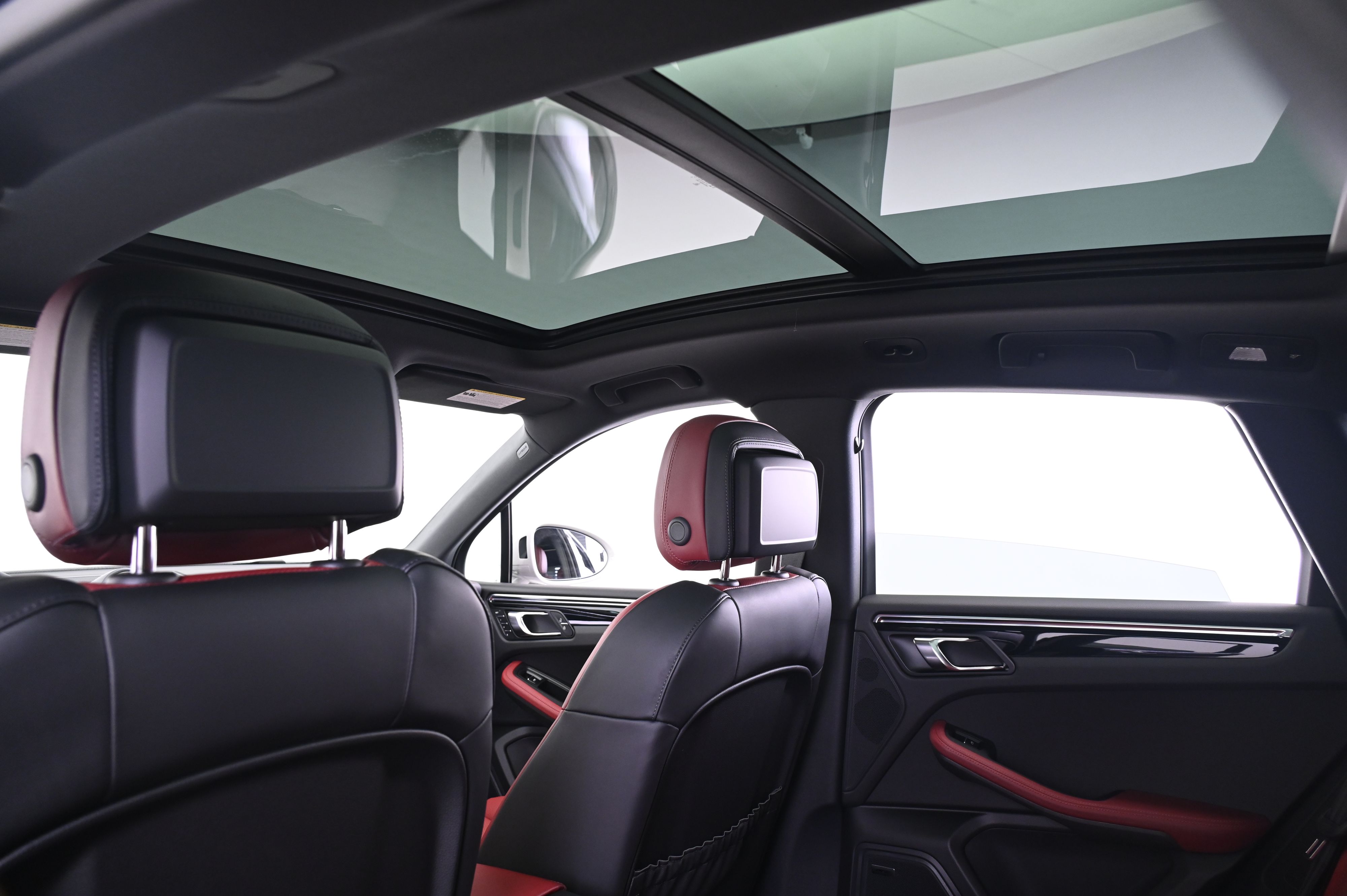 Thumbnail: 2026 Porsche Macan - 25