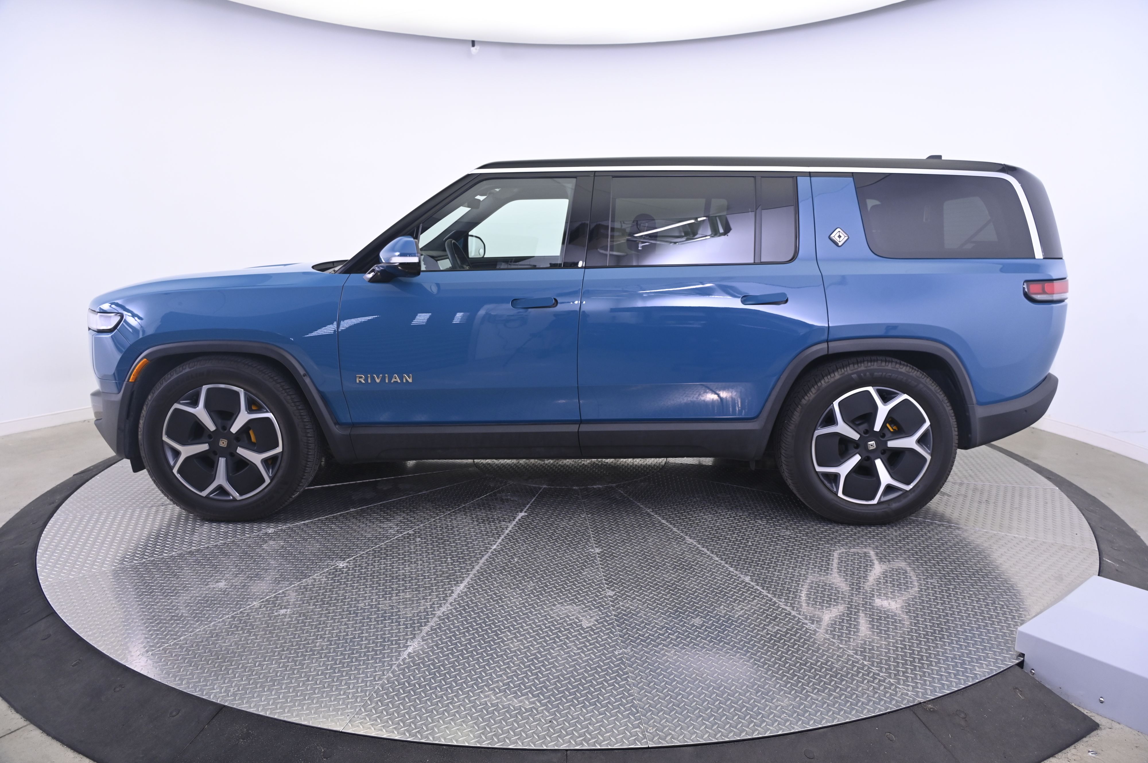 Used 2024 Rivian R1S Adventure with VIN 7PDSGABA5RN032838 for sale in Austin, TX