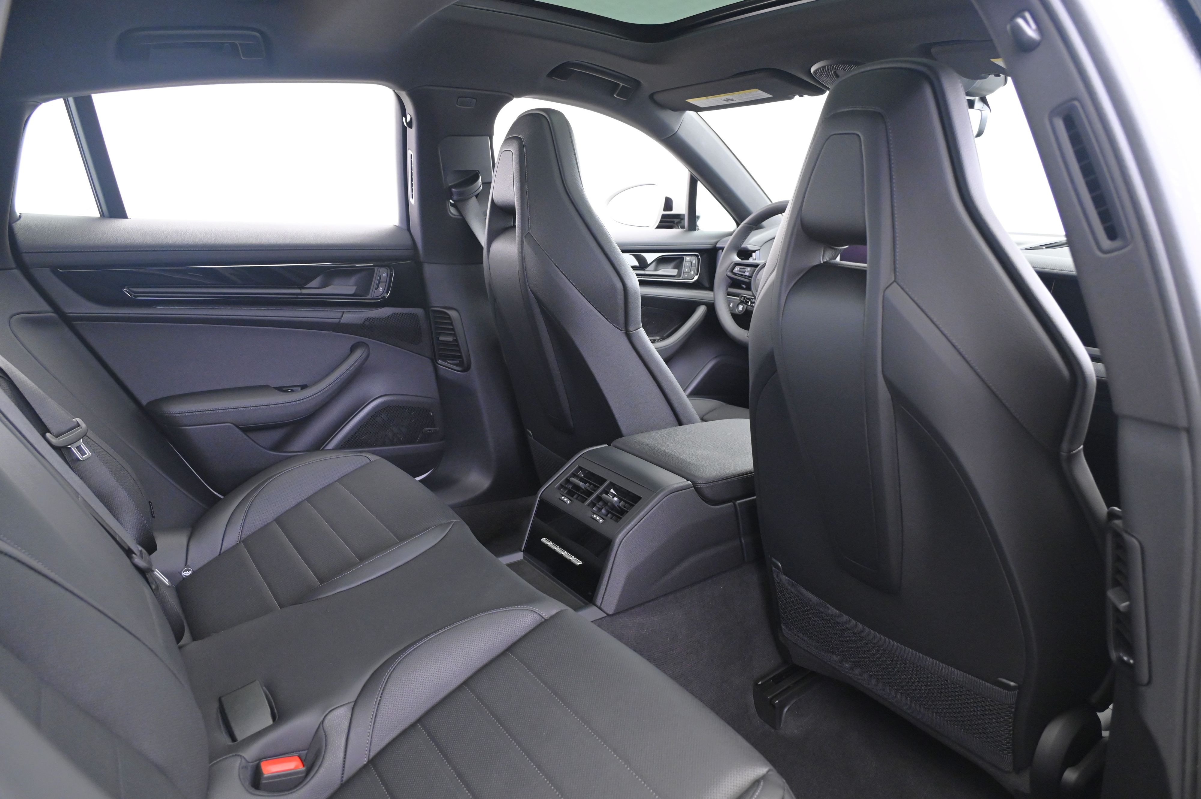 Thumbnail: 2026 Porsche Panamera - 17