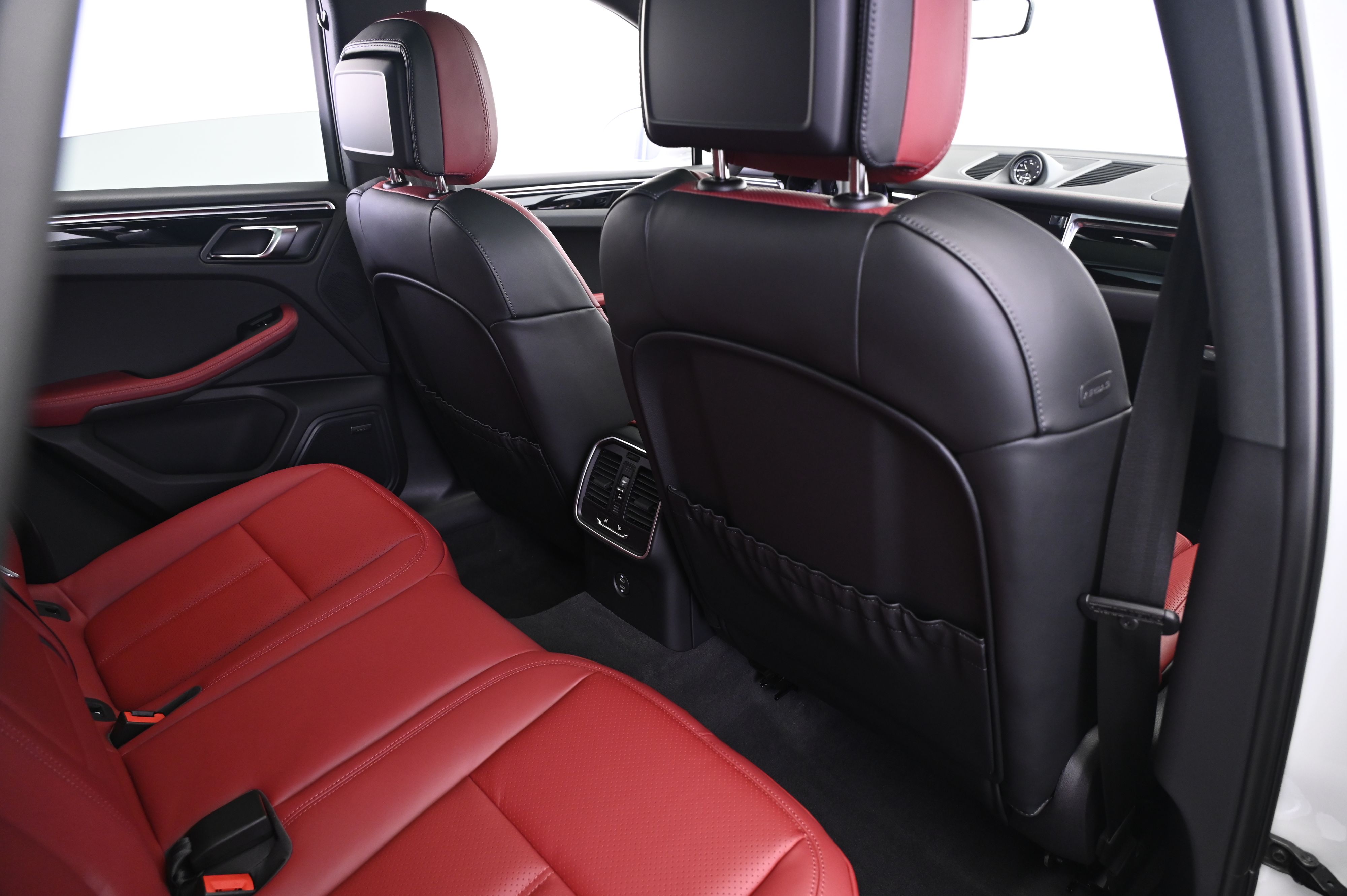 Thumbnail: 2026 Porsche Macan - 17