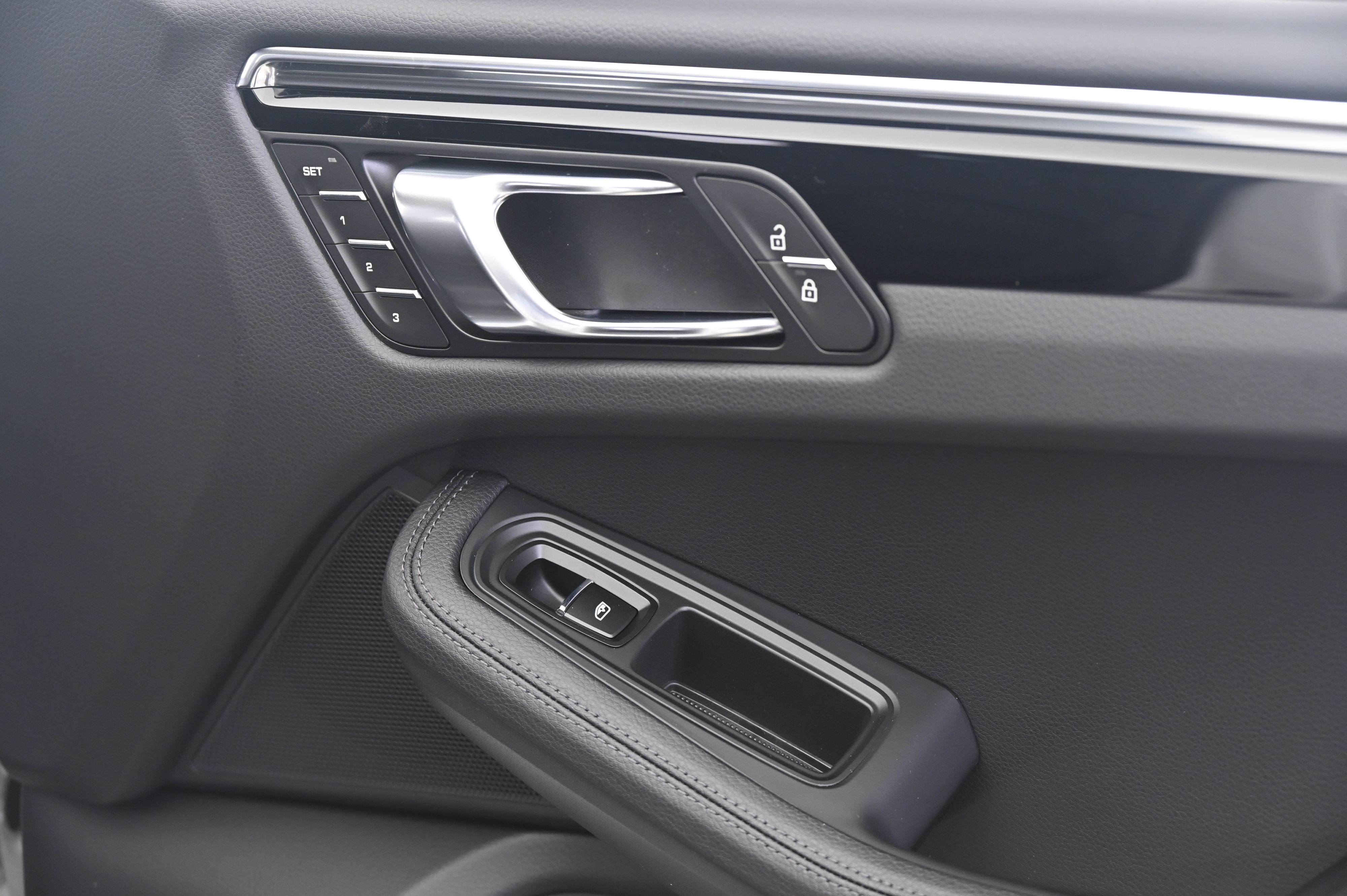 Thumbnail: 2026 Porsche Macan - 21