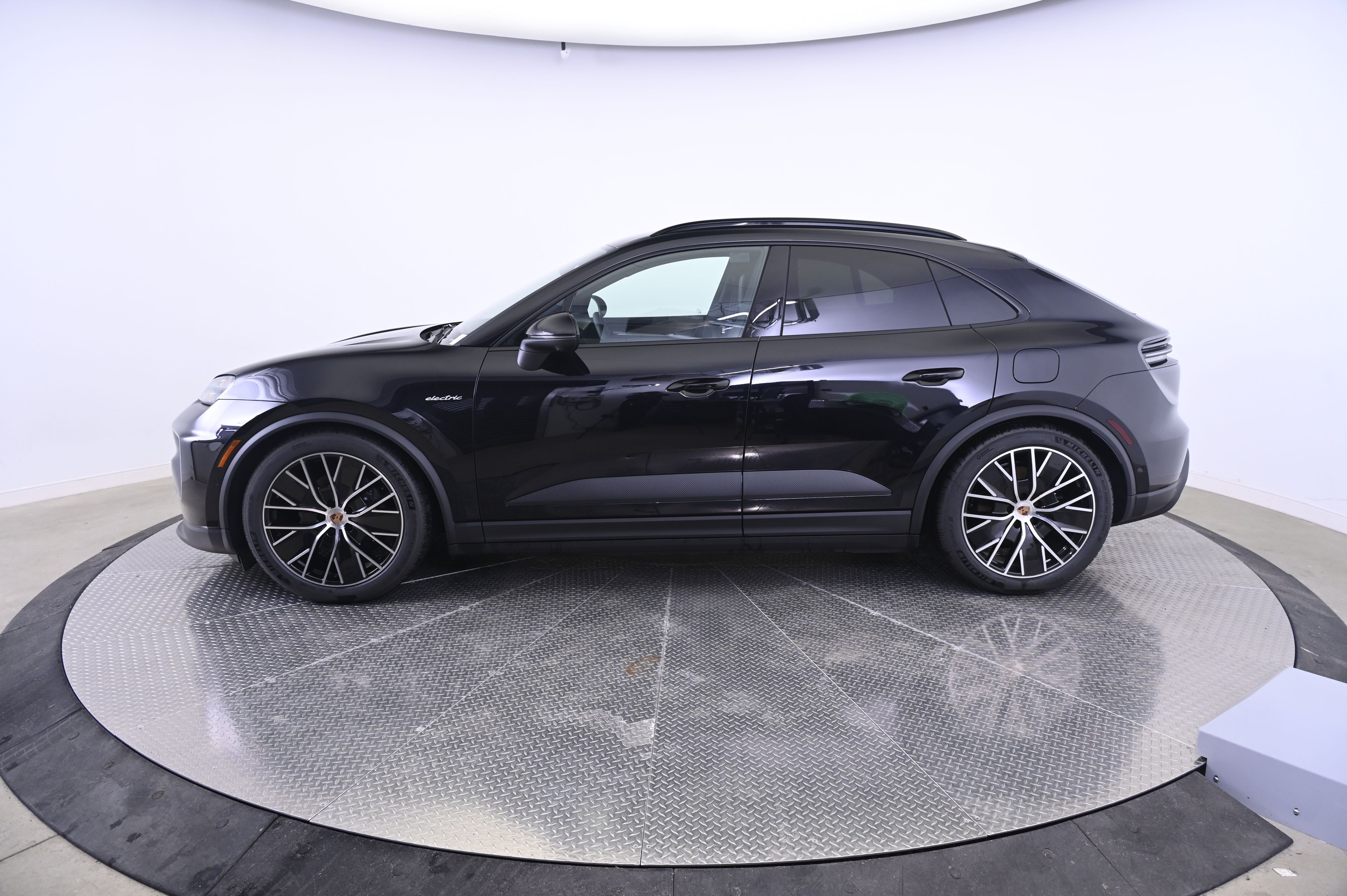 Thumbnail: 2026 Porsche Macan - 2
