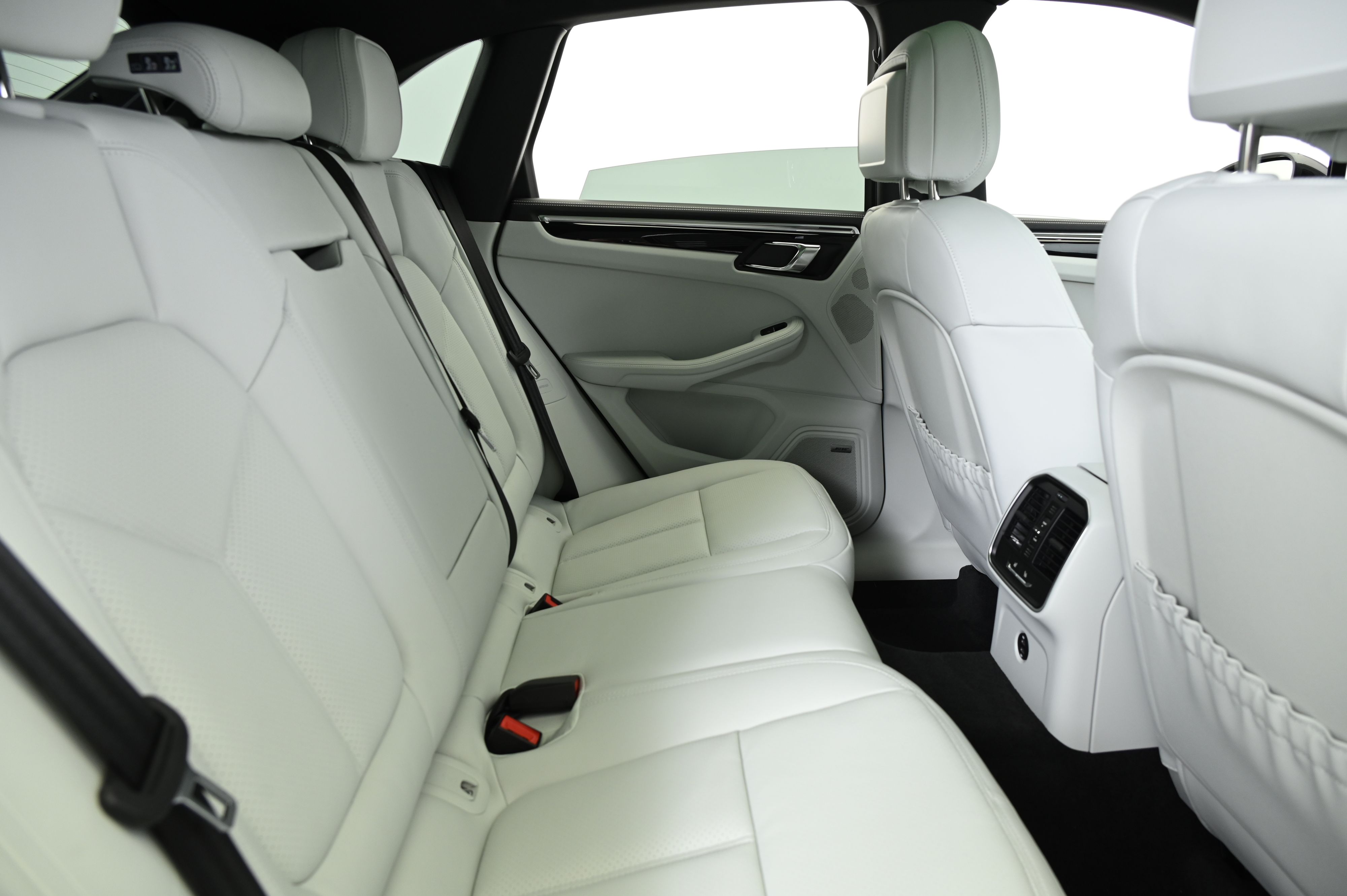 Thumbnail: 2025 Porsche Macan - 25