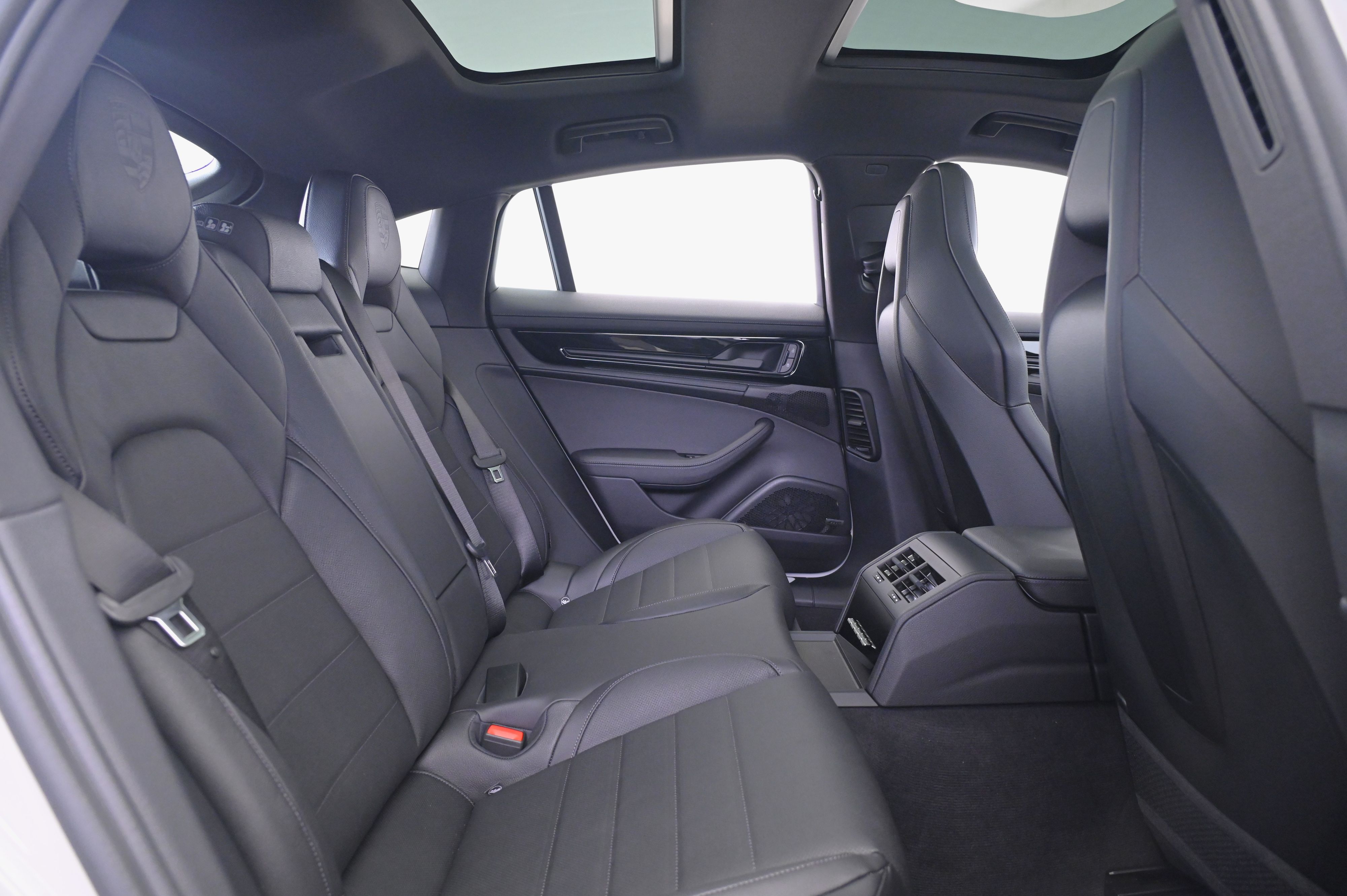 Thumbnail: 2026 Porsche Panamera - 18