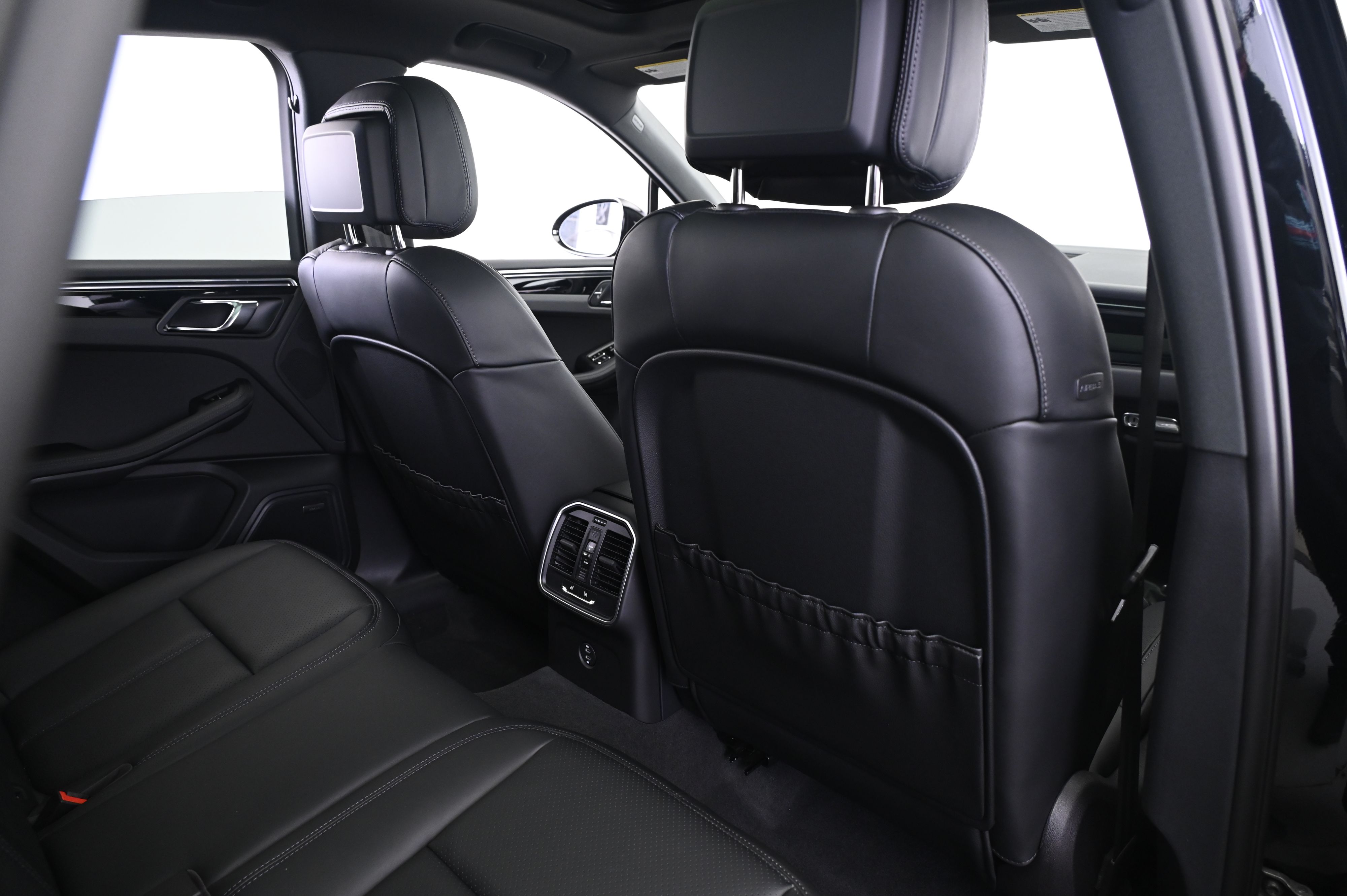 Thumbnail: 2026 Porsche Macan - 17