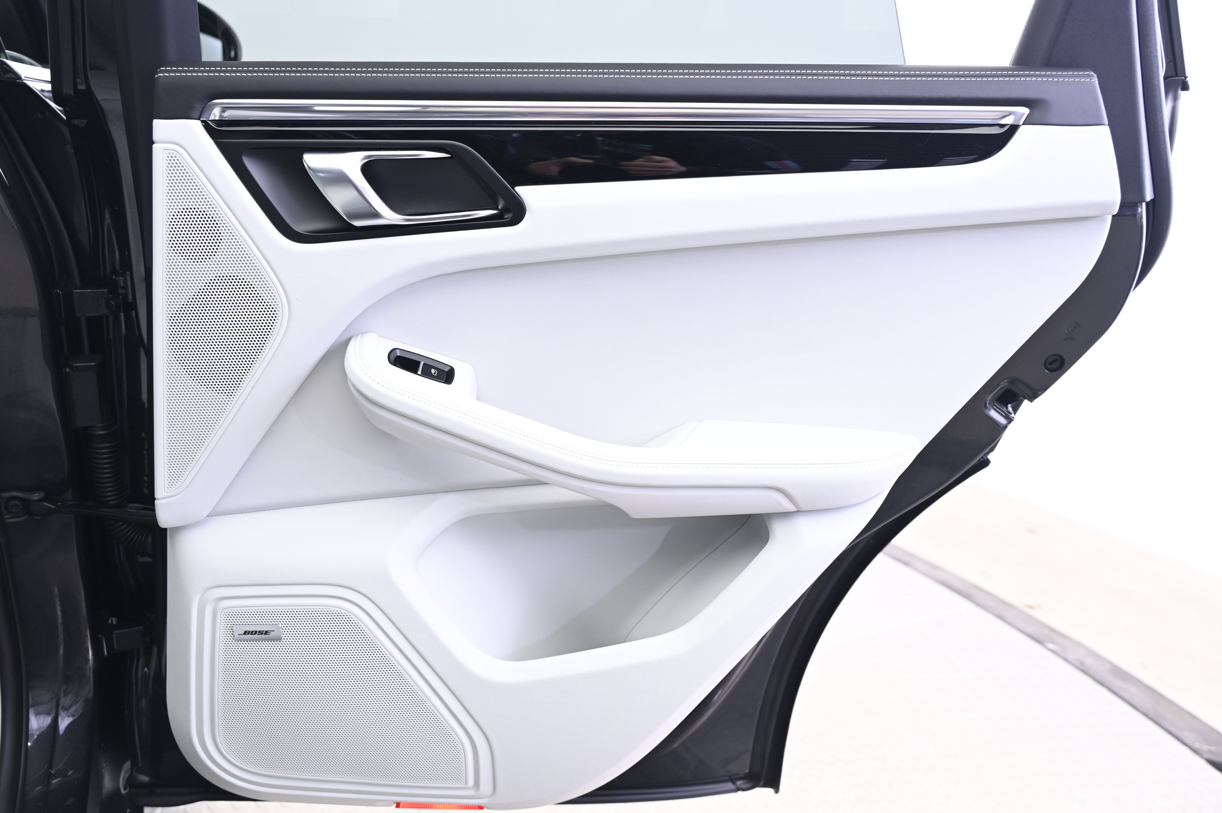 Thumbnail: 2026 Porsche Macan - 16