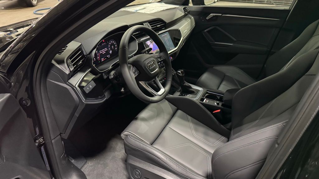 Thumbnail: 2025 Audi Q3 - 11