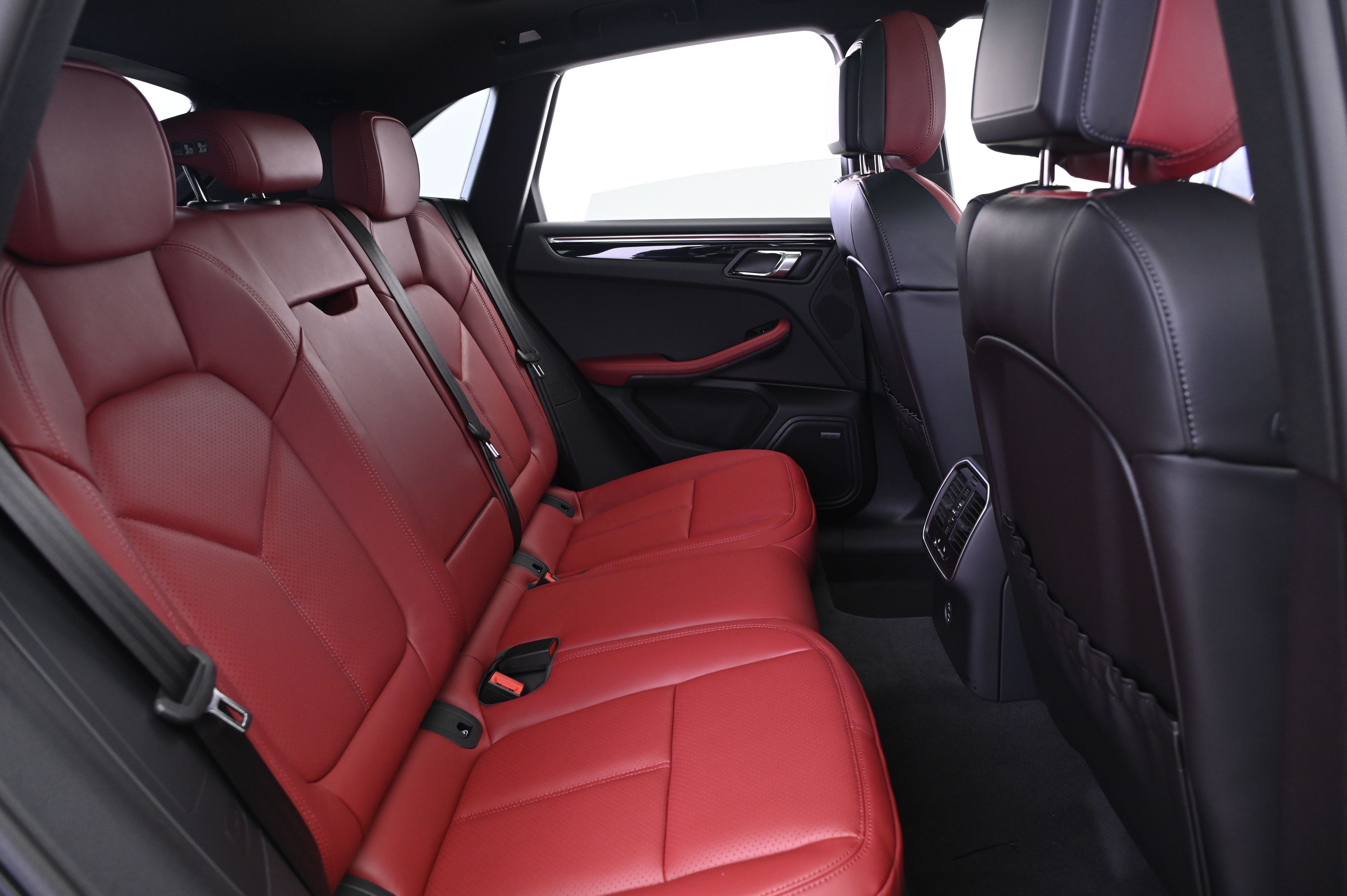 Thumbnail: 2026 Porsche Macan - 18