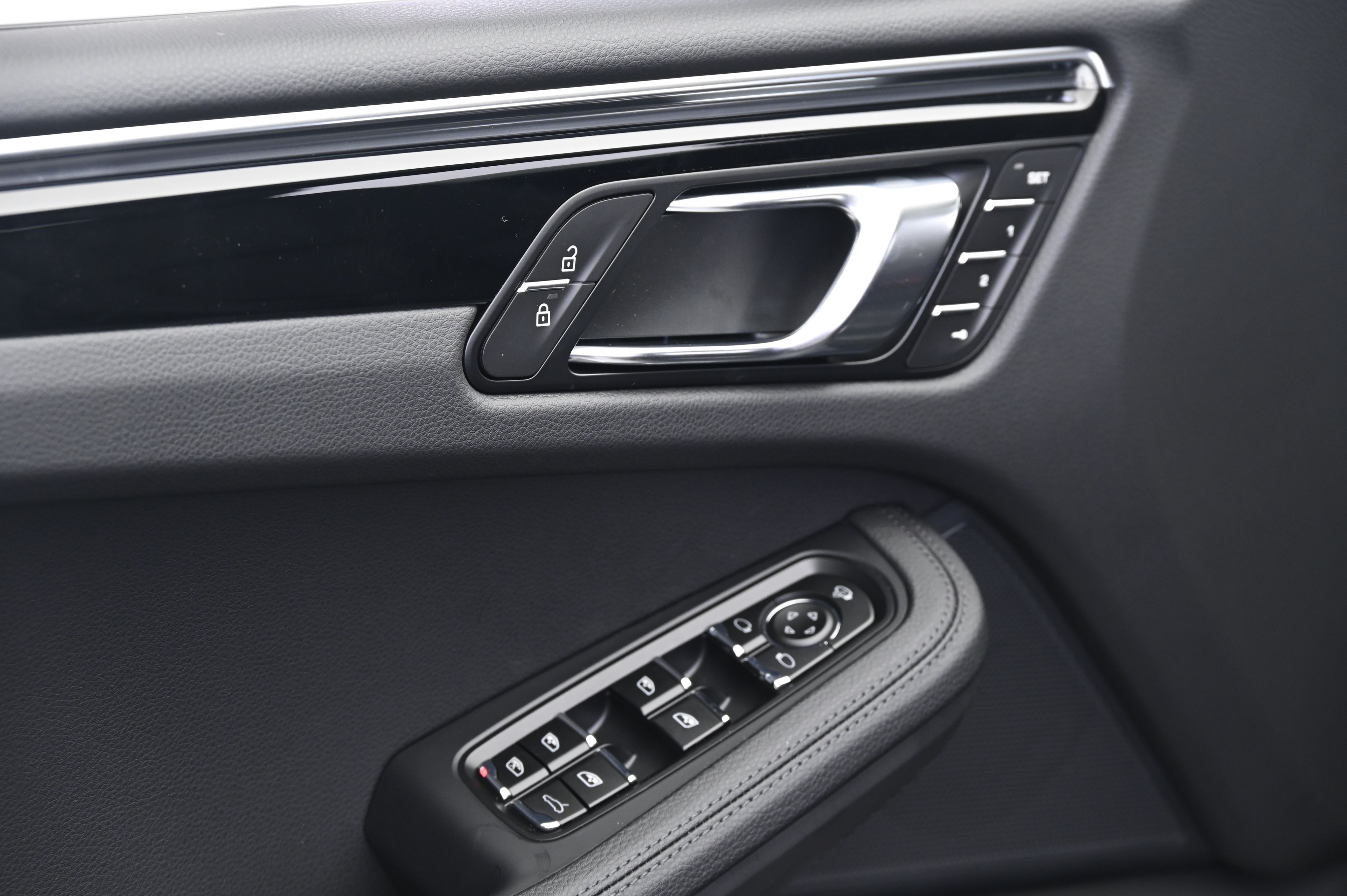 Thumbnail: 2026 Porsche Macan - 27