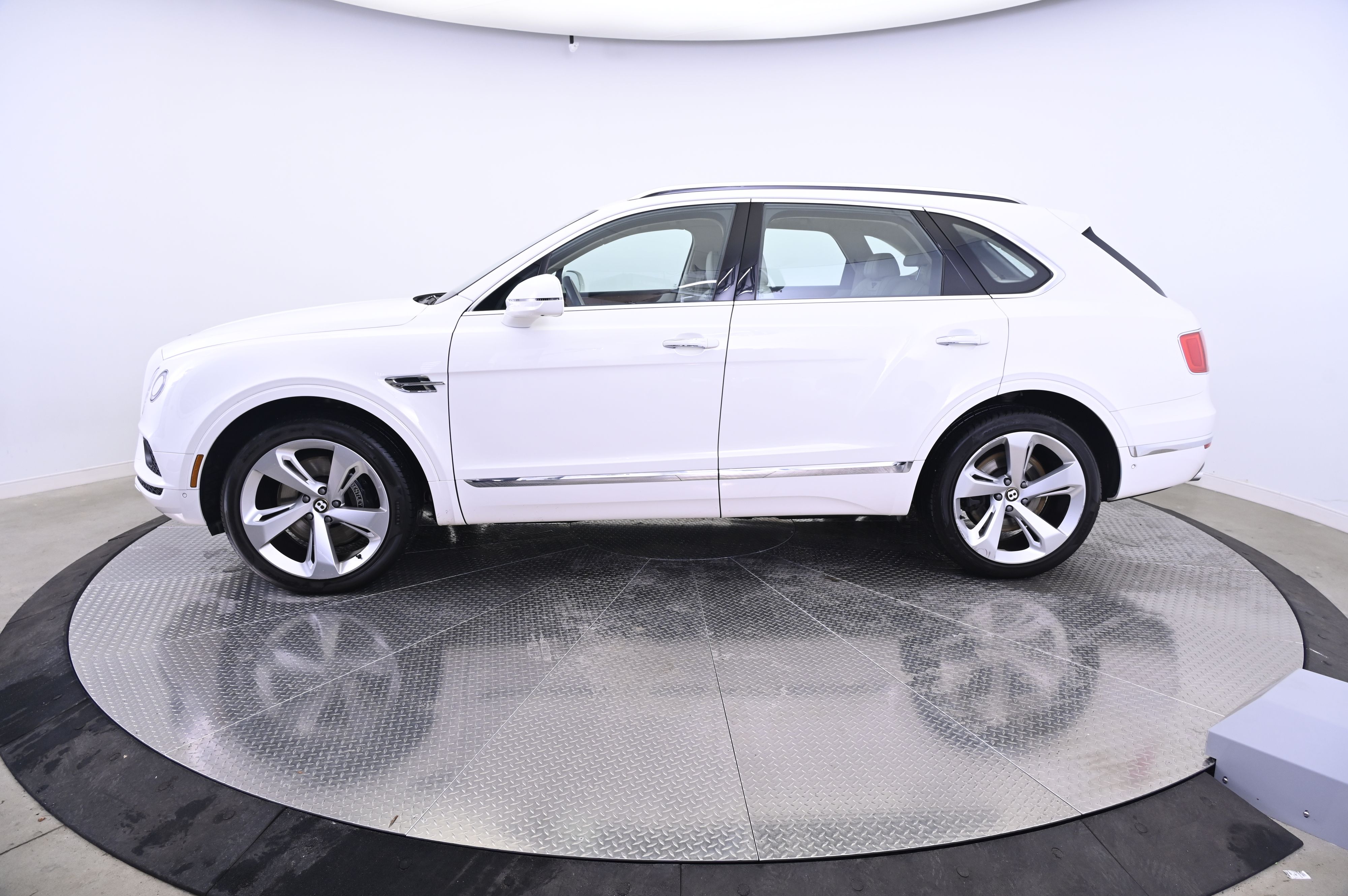 Thumbnail: 2019 Bentley Bentayga - 2