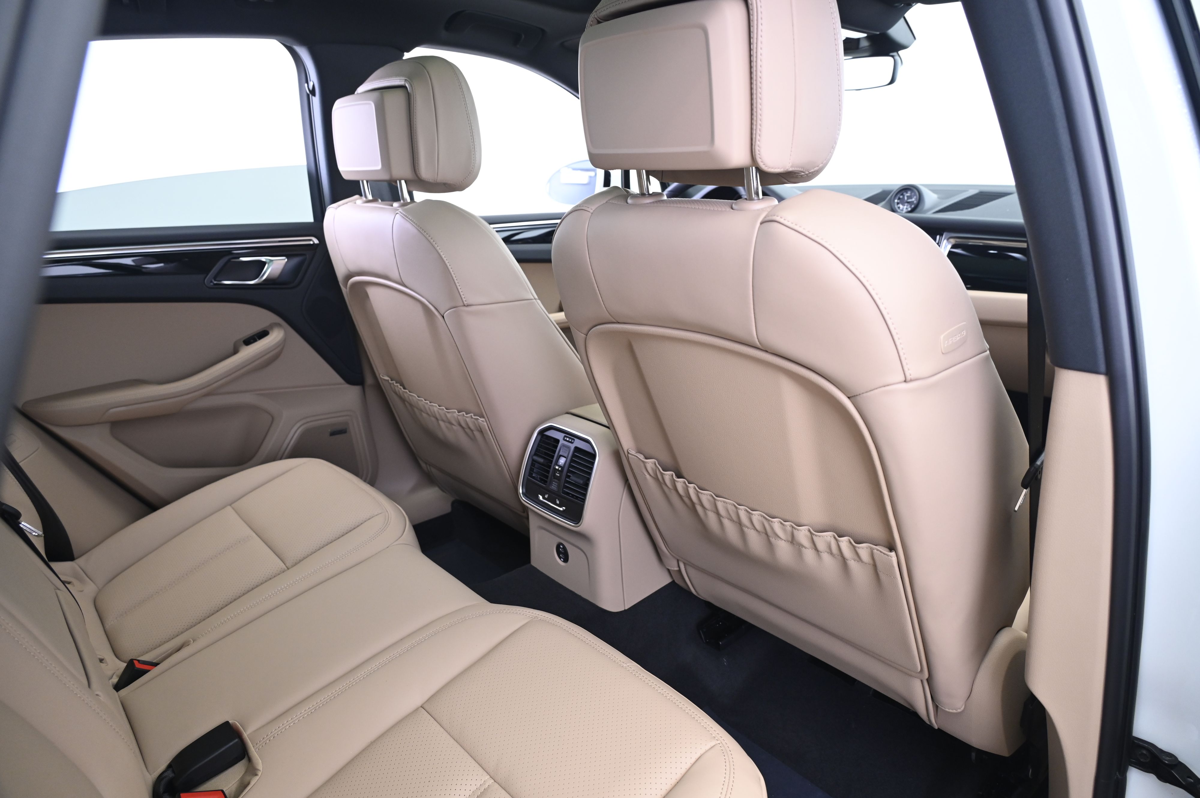 Thumbnail: 2026 Porsche Macan - 17