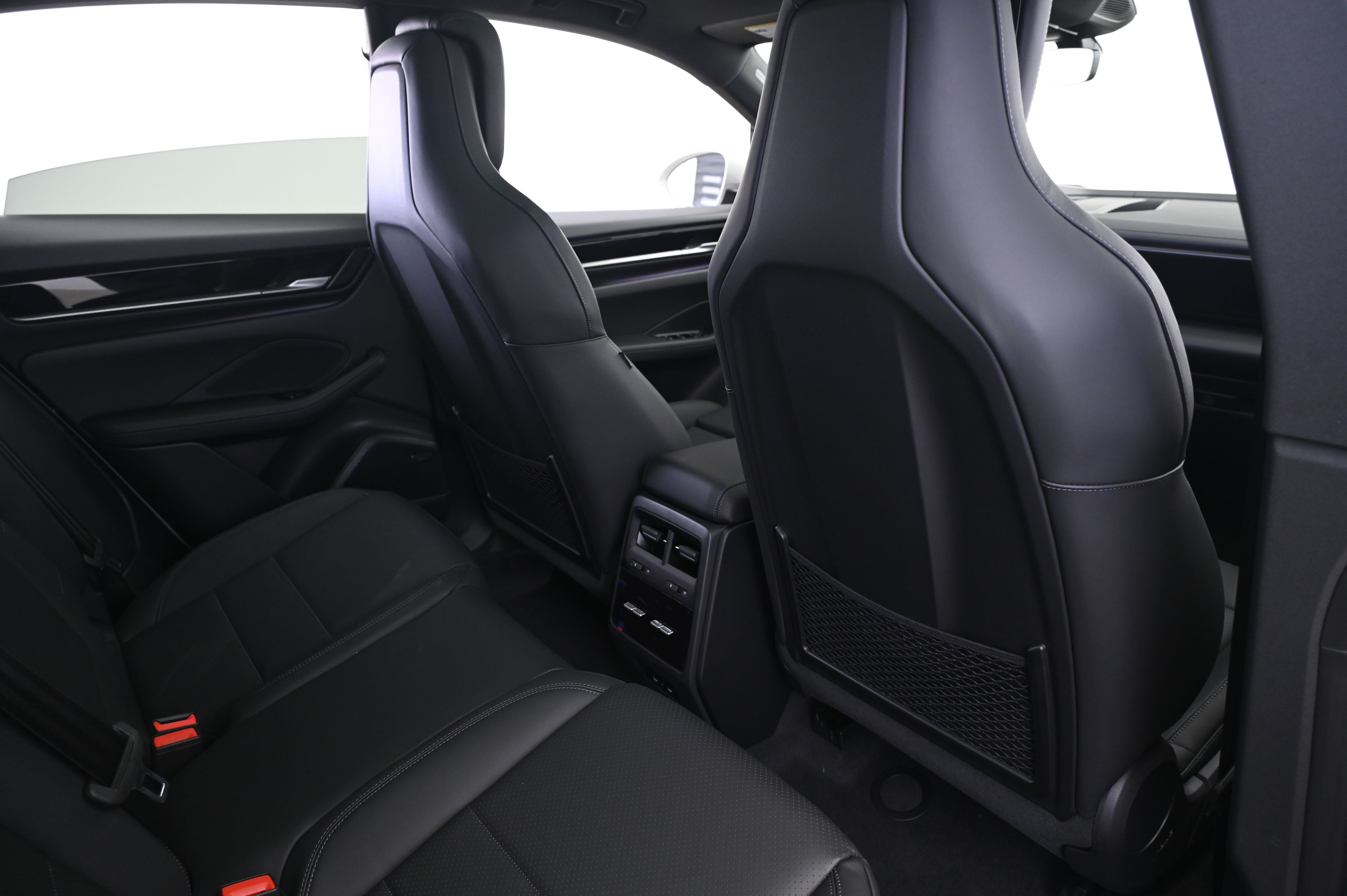 Thumbnail: 2026 Porsche Macan - 18