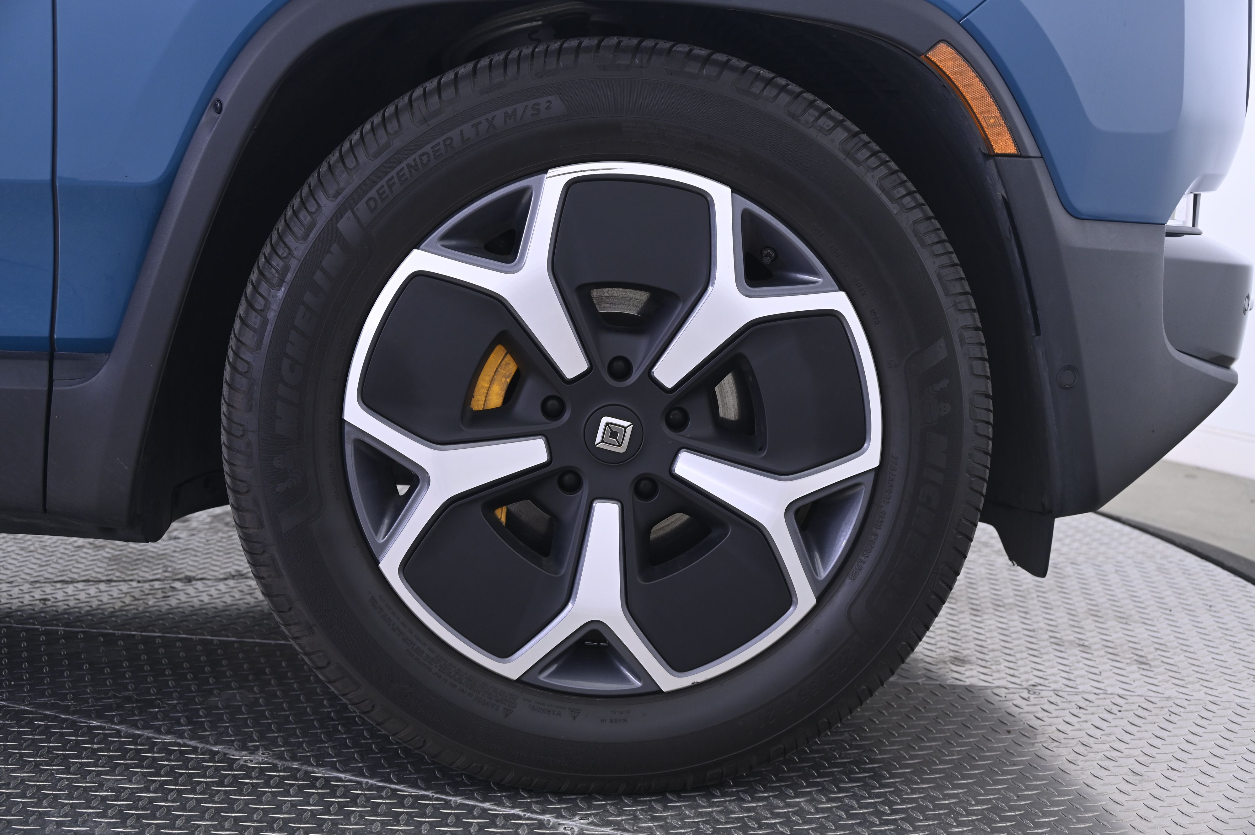 Thumbnail: 2024 Rivian R1S - 14
