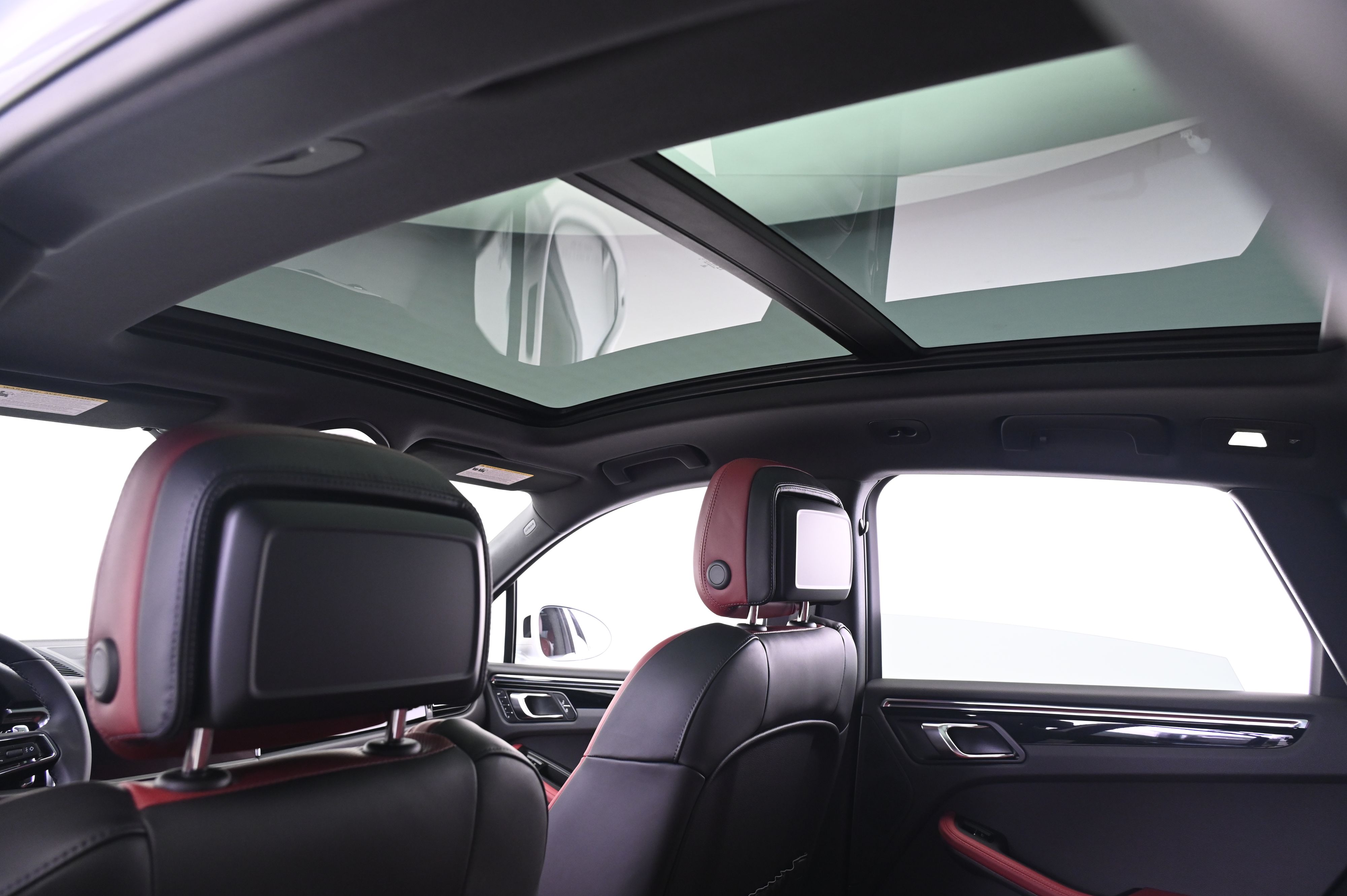 Thumbnail: 2026 Porsche Macan - 25