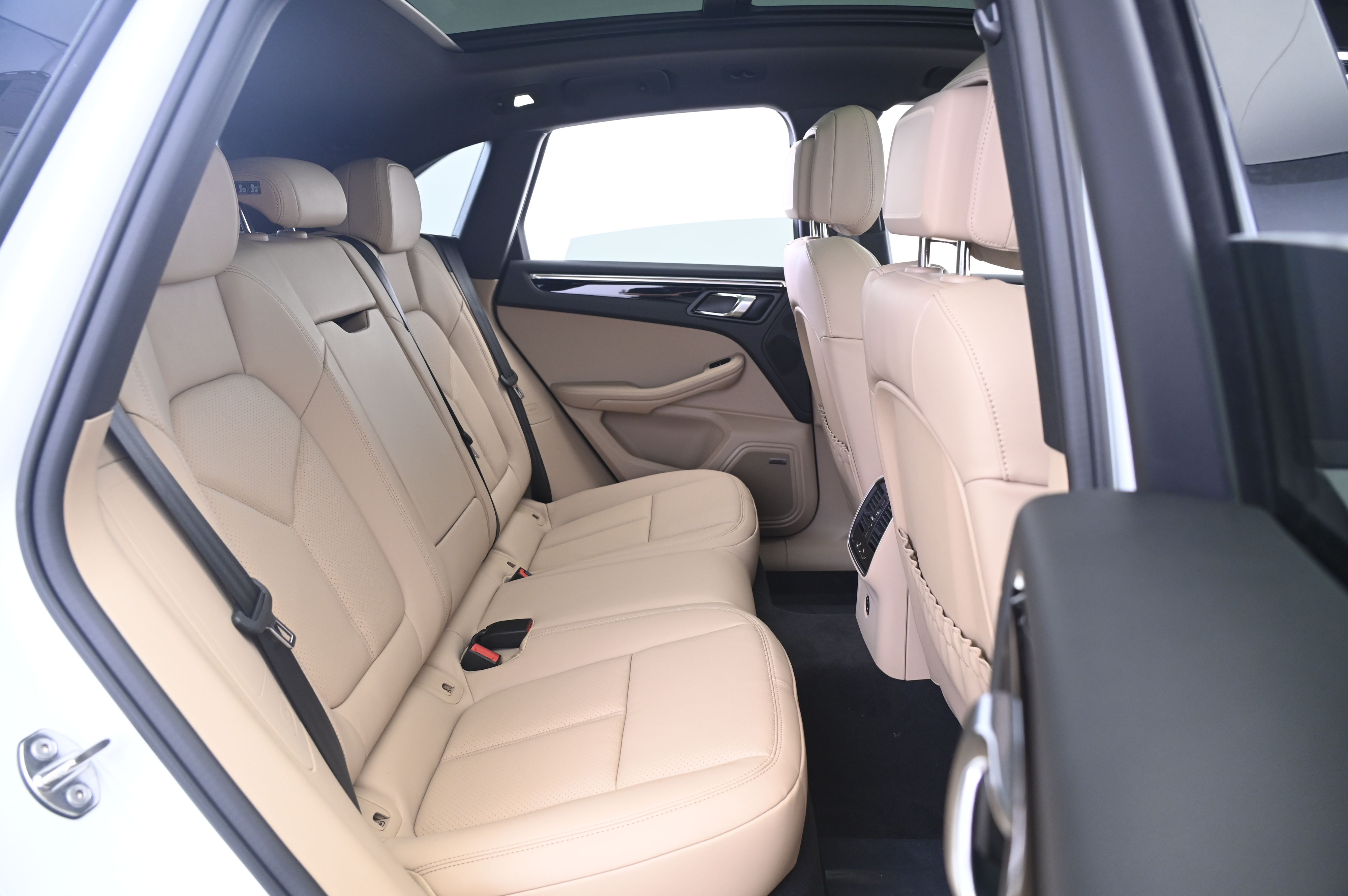 Thumbnail: 2026 Porsche Macan - 18