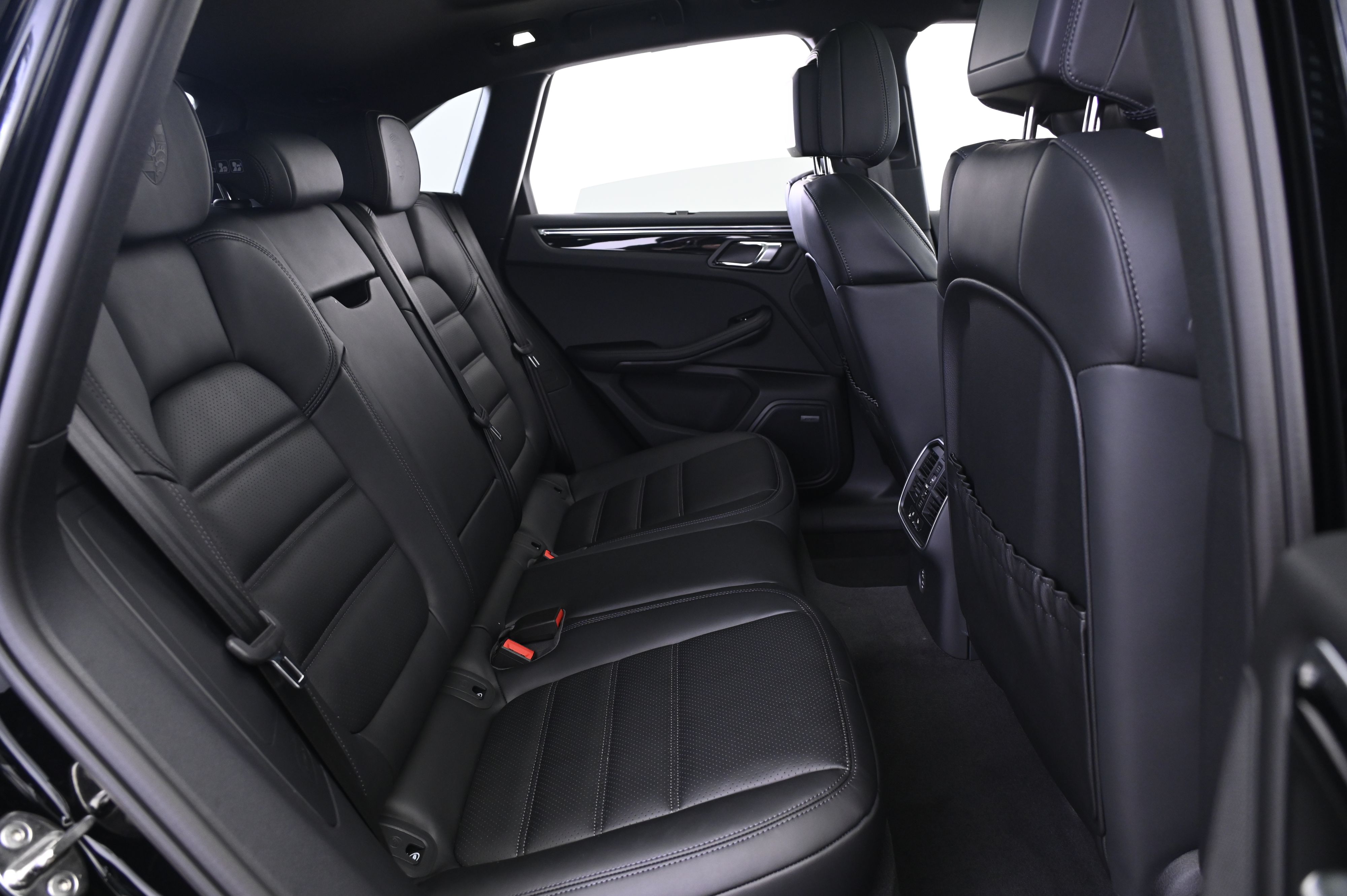 Thumbnail: 2026 Porsche Macan - 18