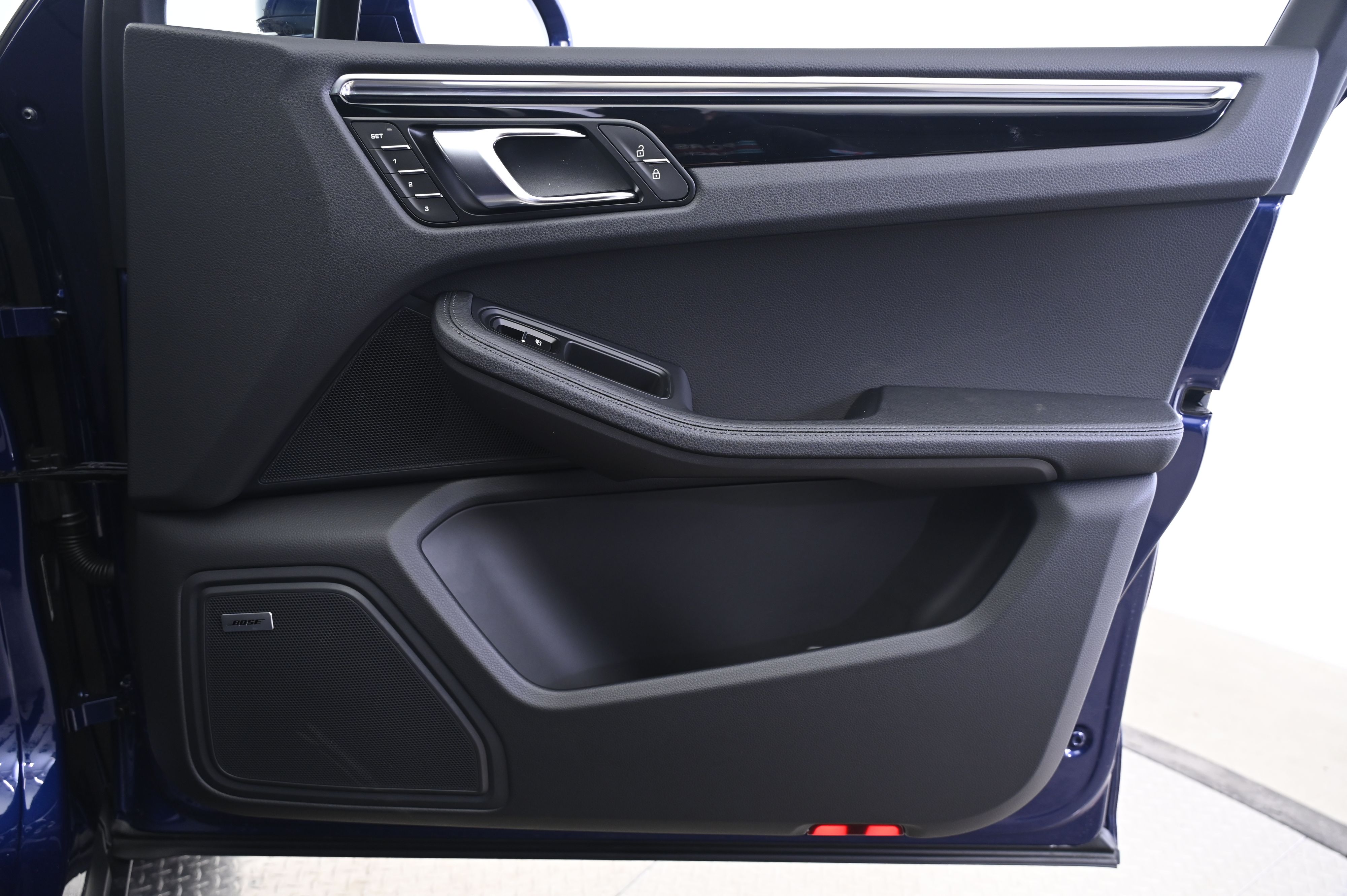 Thumbnail: 2026 Porsche Macan - 20