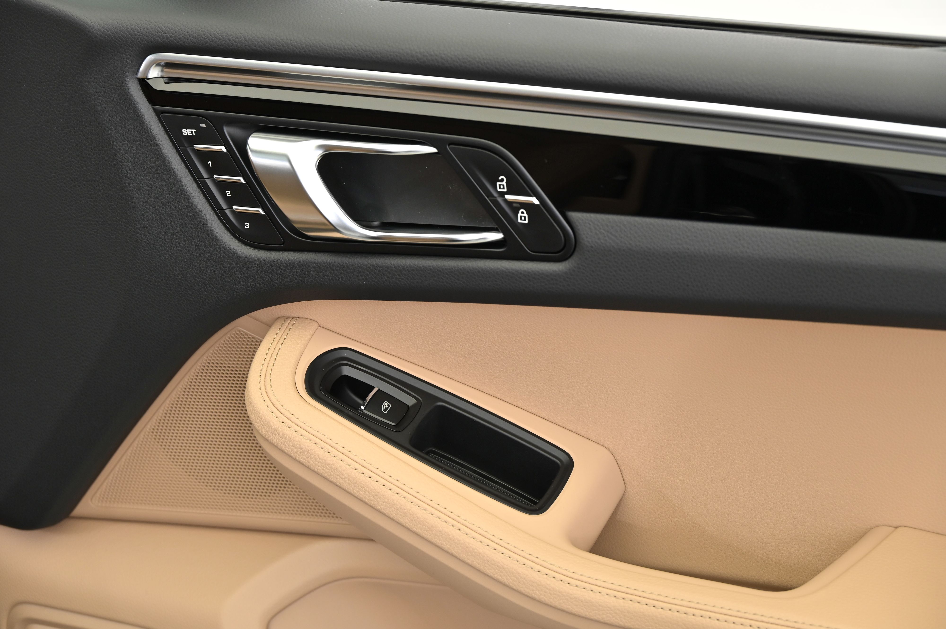 Thumbnail: 2025 Porsche Macan - 26