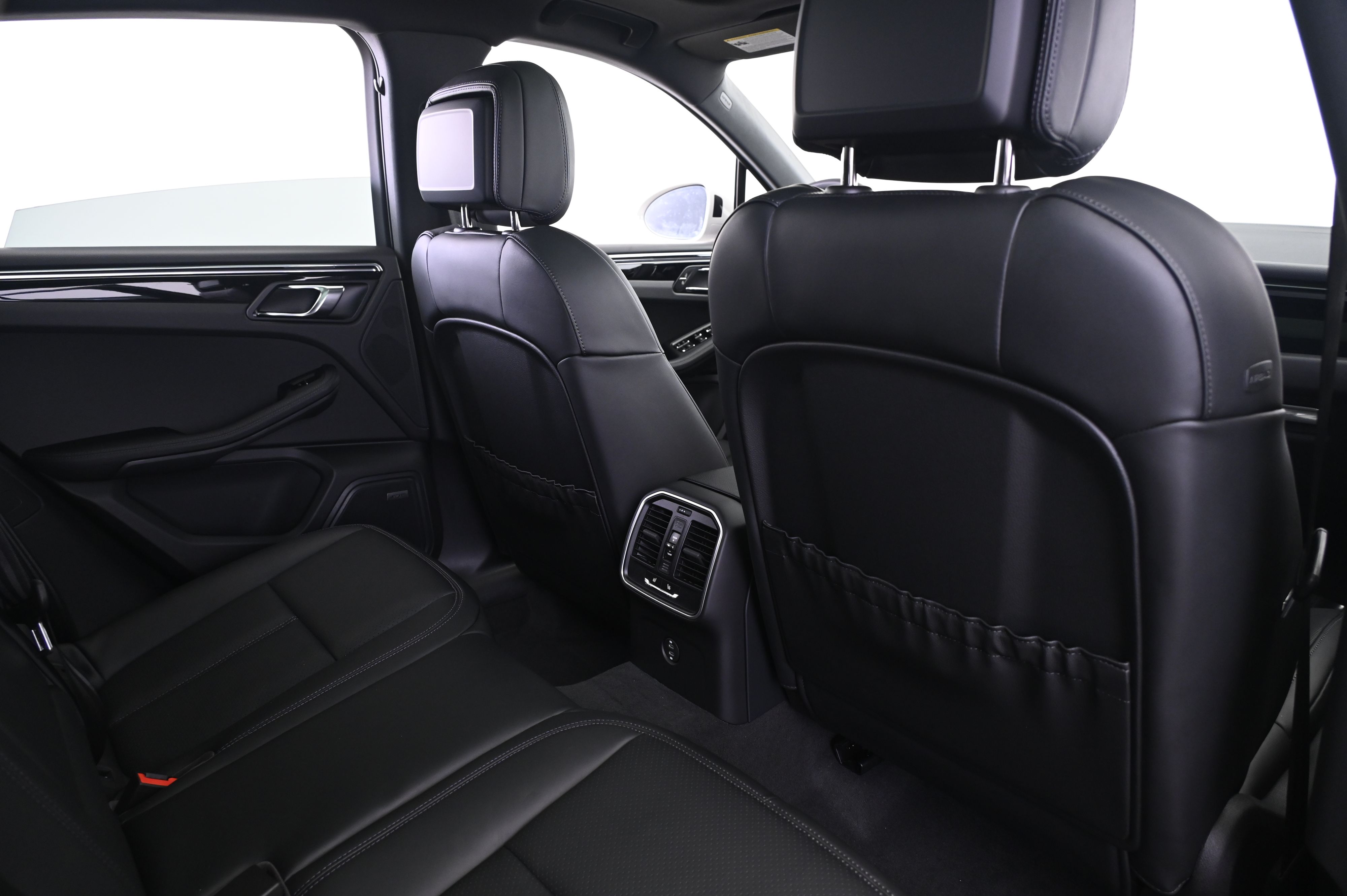 Thumbnail: 2026 Porsche Macan - 17