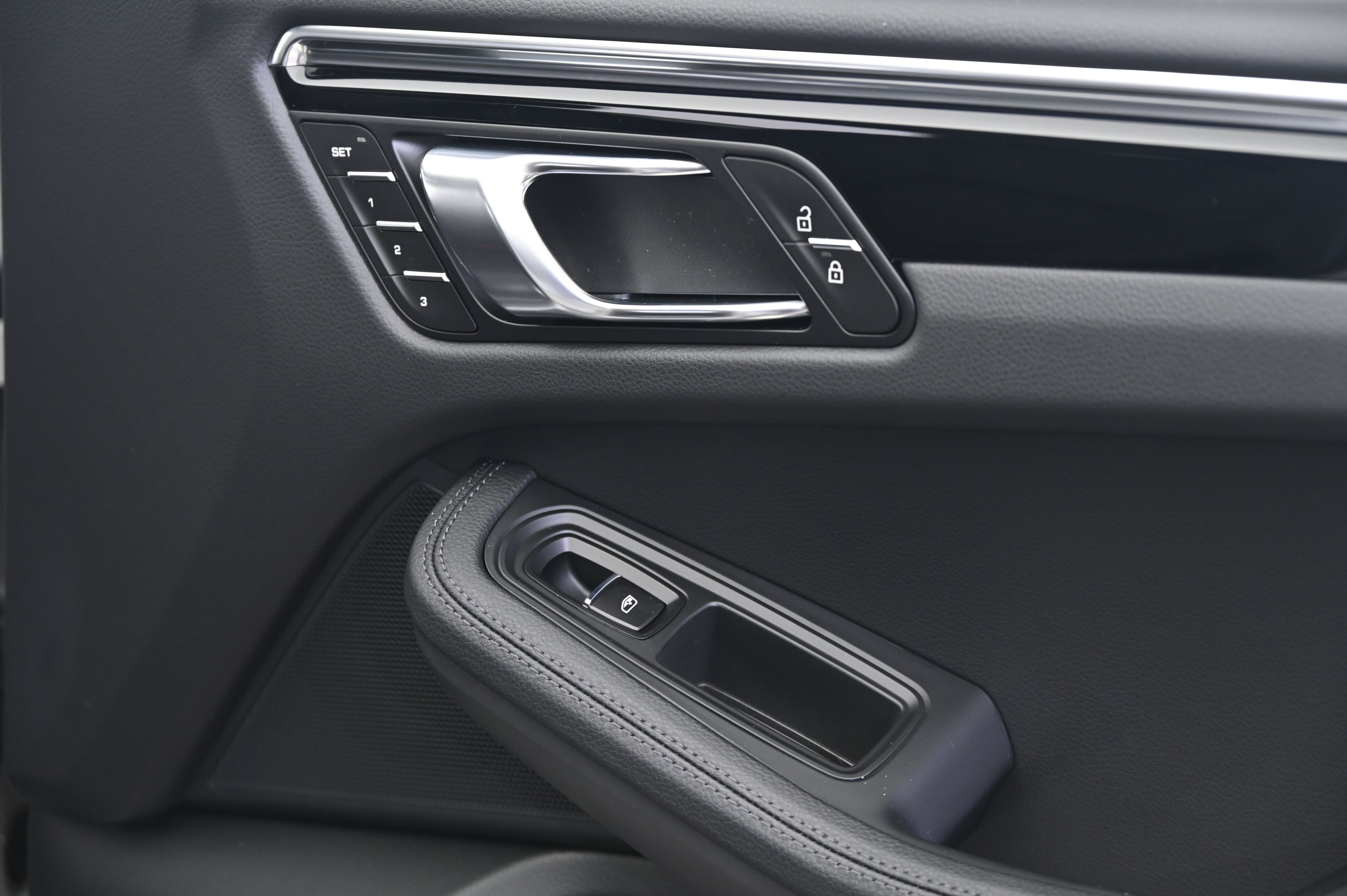 Thumbnail: 2026 Porsche Macan - 21