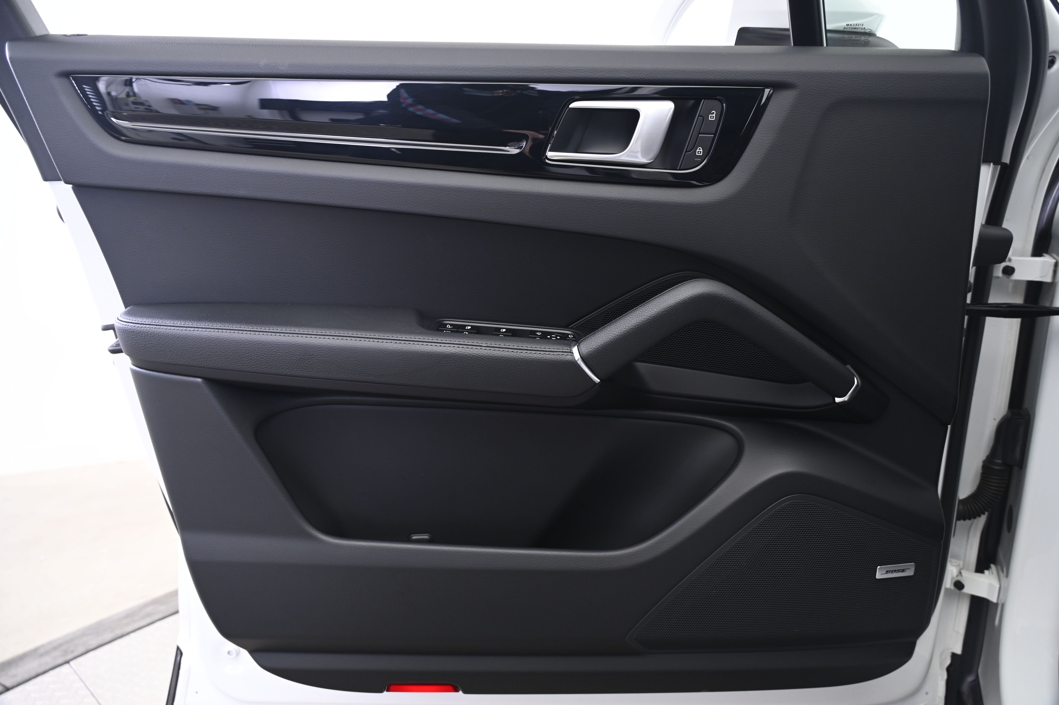 Thumbnail: 2022 Porsche Cayenne - 26