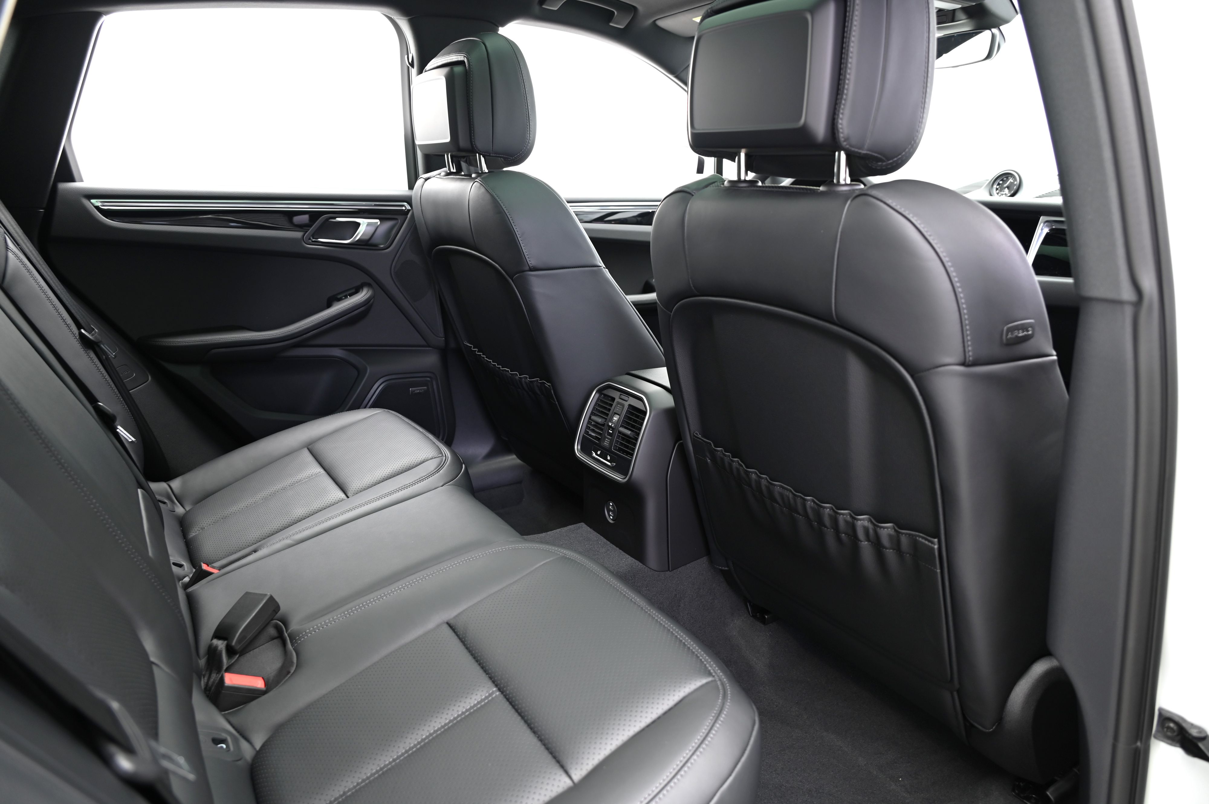 Thumbnail: 2025 Porsche Macan - 21