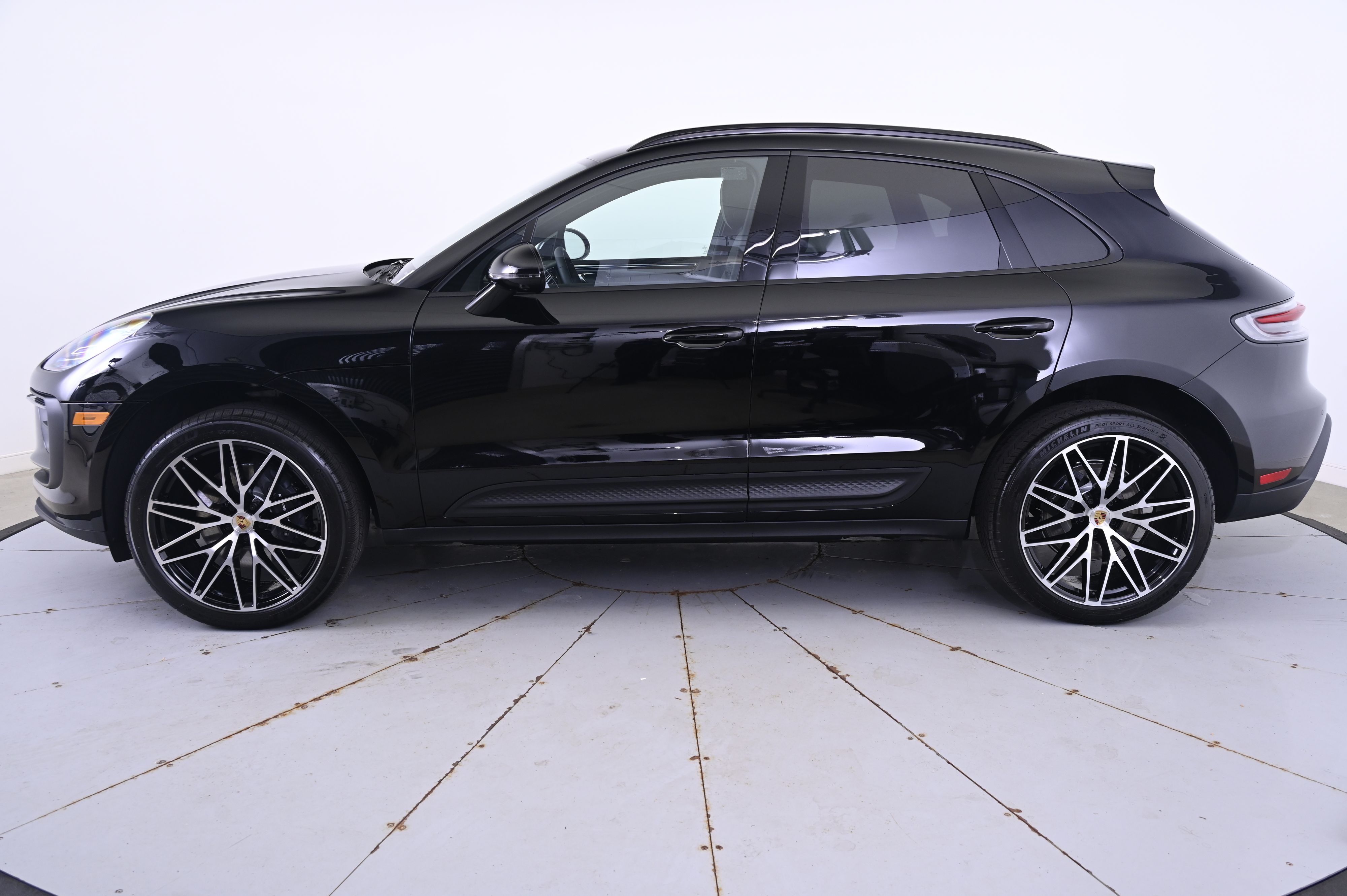Thumbnail: 2026 Porsche Macan - 2