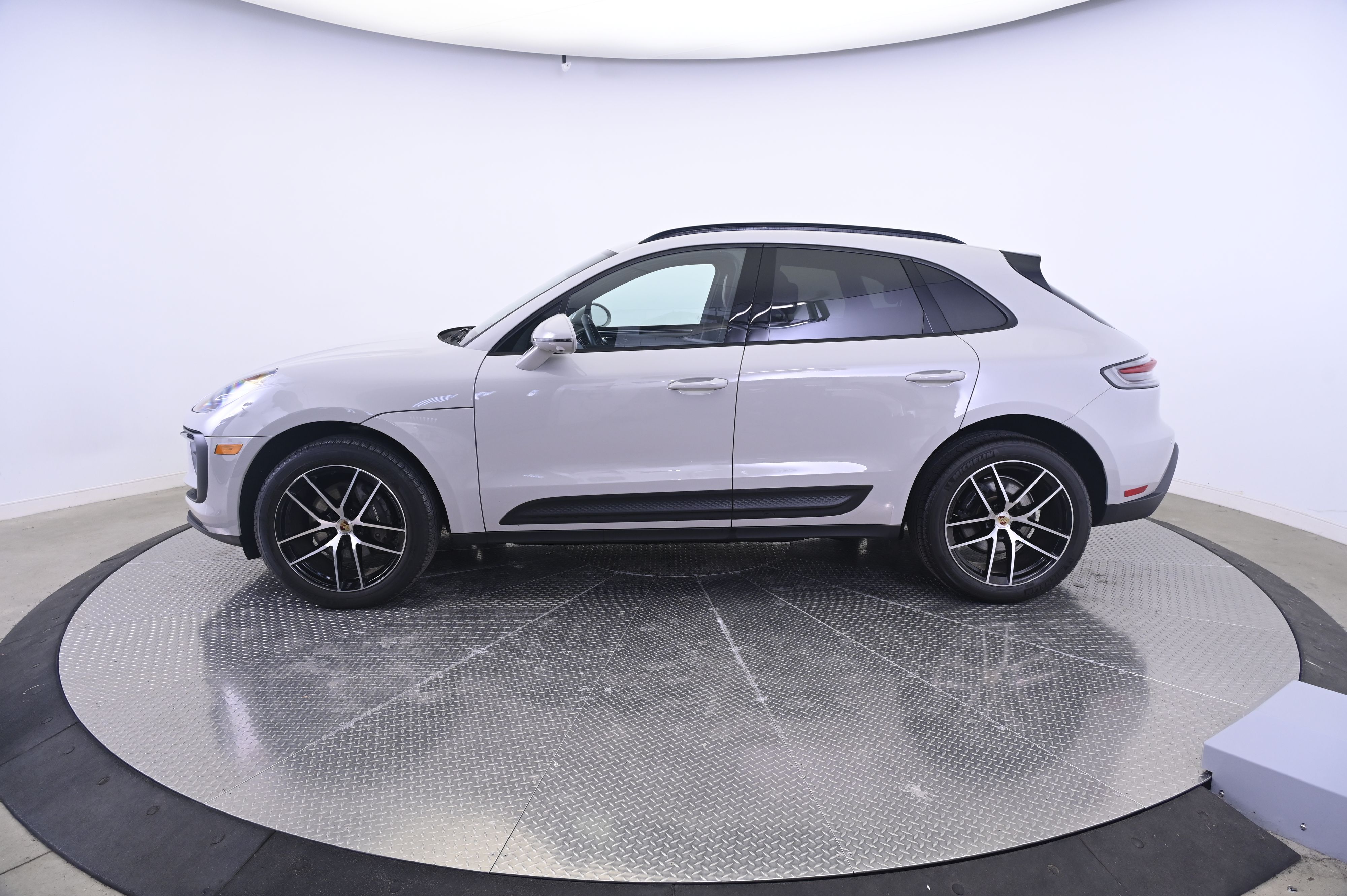 Thumbnail: 2023 Porsche Macan - 2