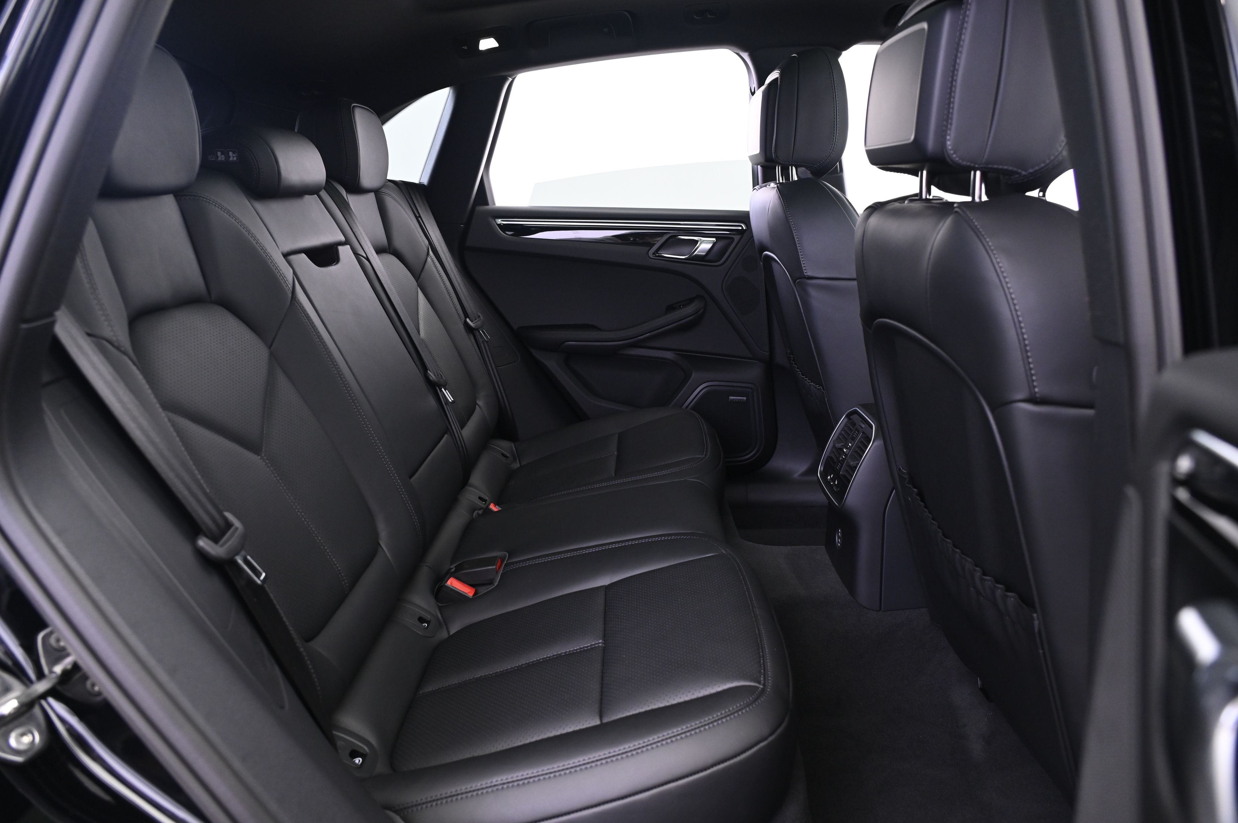 Thumbnail: 2026 Porsche Macan - 18