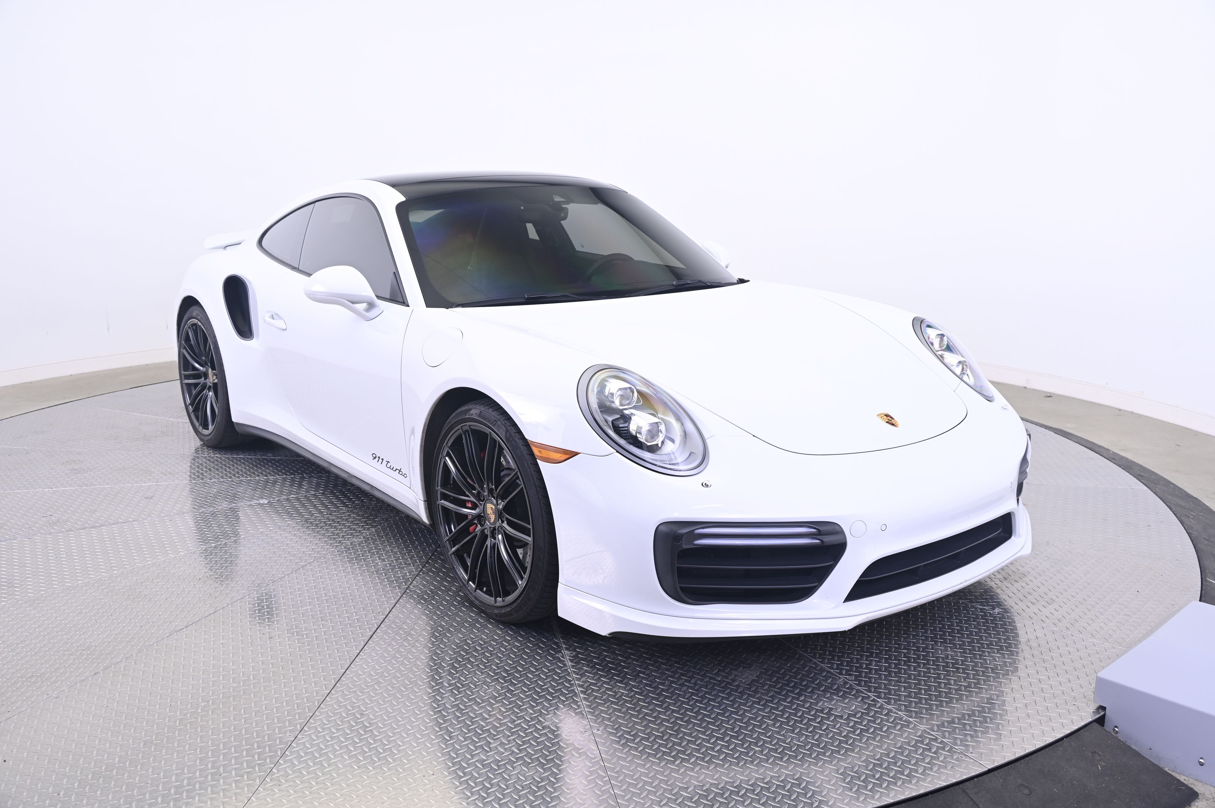 Thumbnail: 2017 Porsche 911 - 9