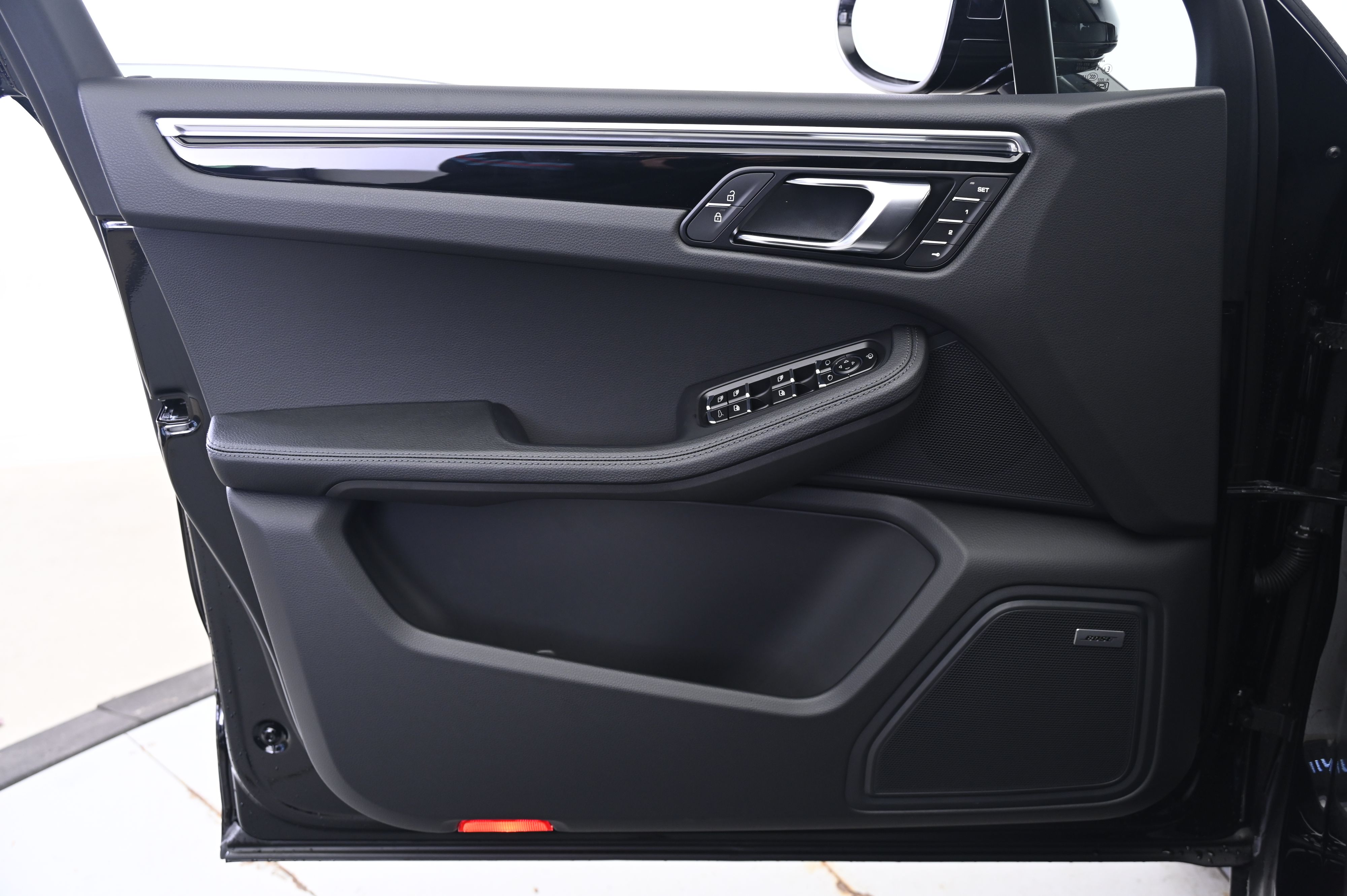 Thumbnail: 2026 Porsche Macan - 26